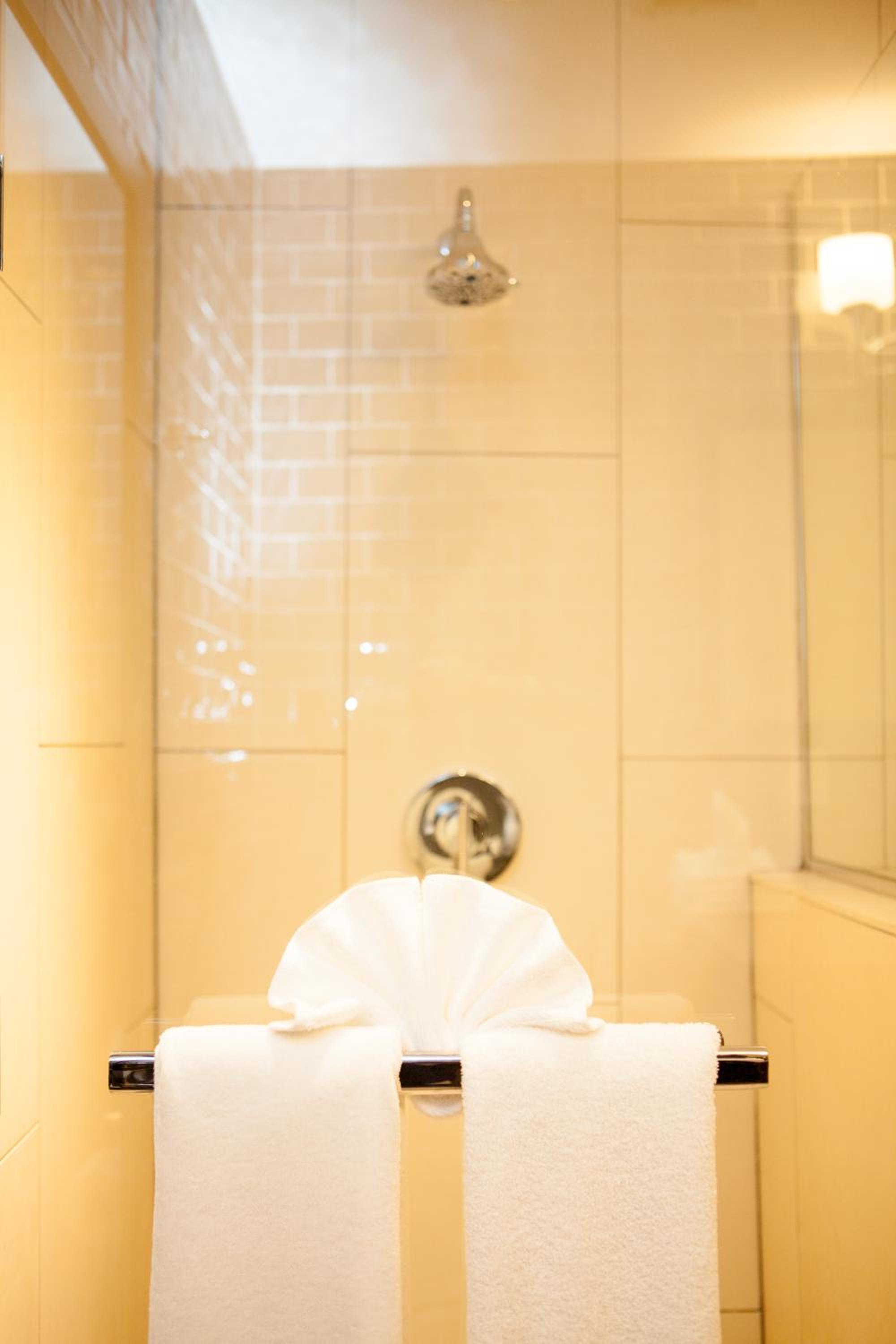 Deluxe King Room - Photo 5