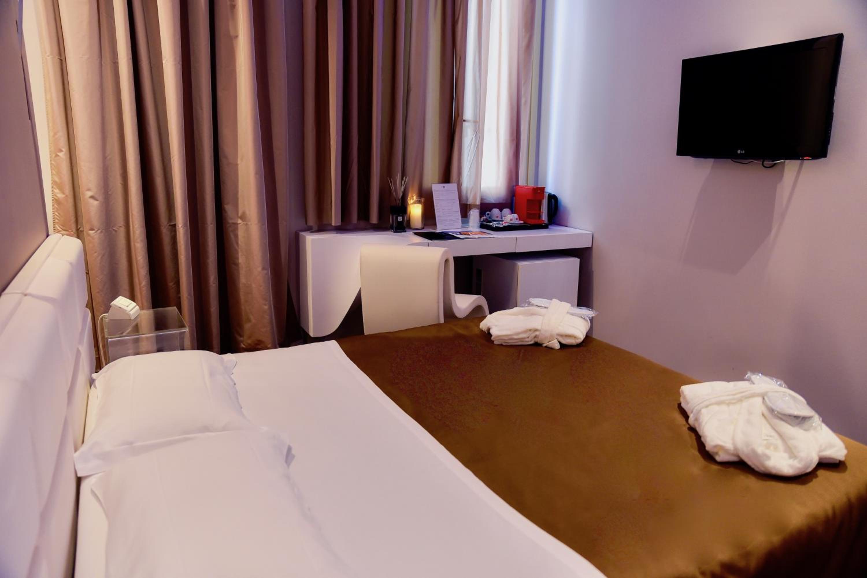 Superior King Room - Photo 21