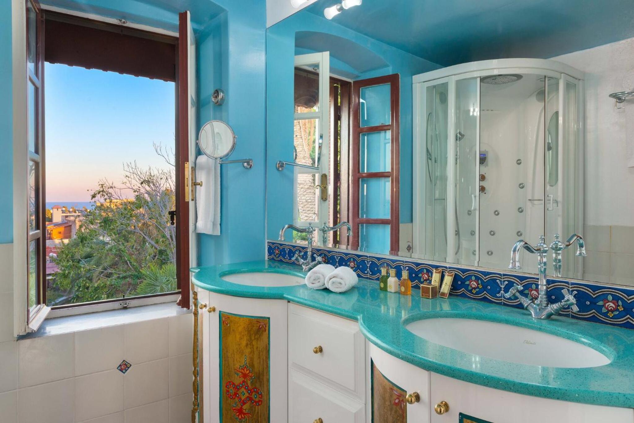 Royal Grand Master Suite With Jacuzzi On Terrace And Sea View photo 2