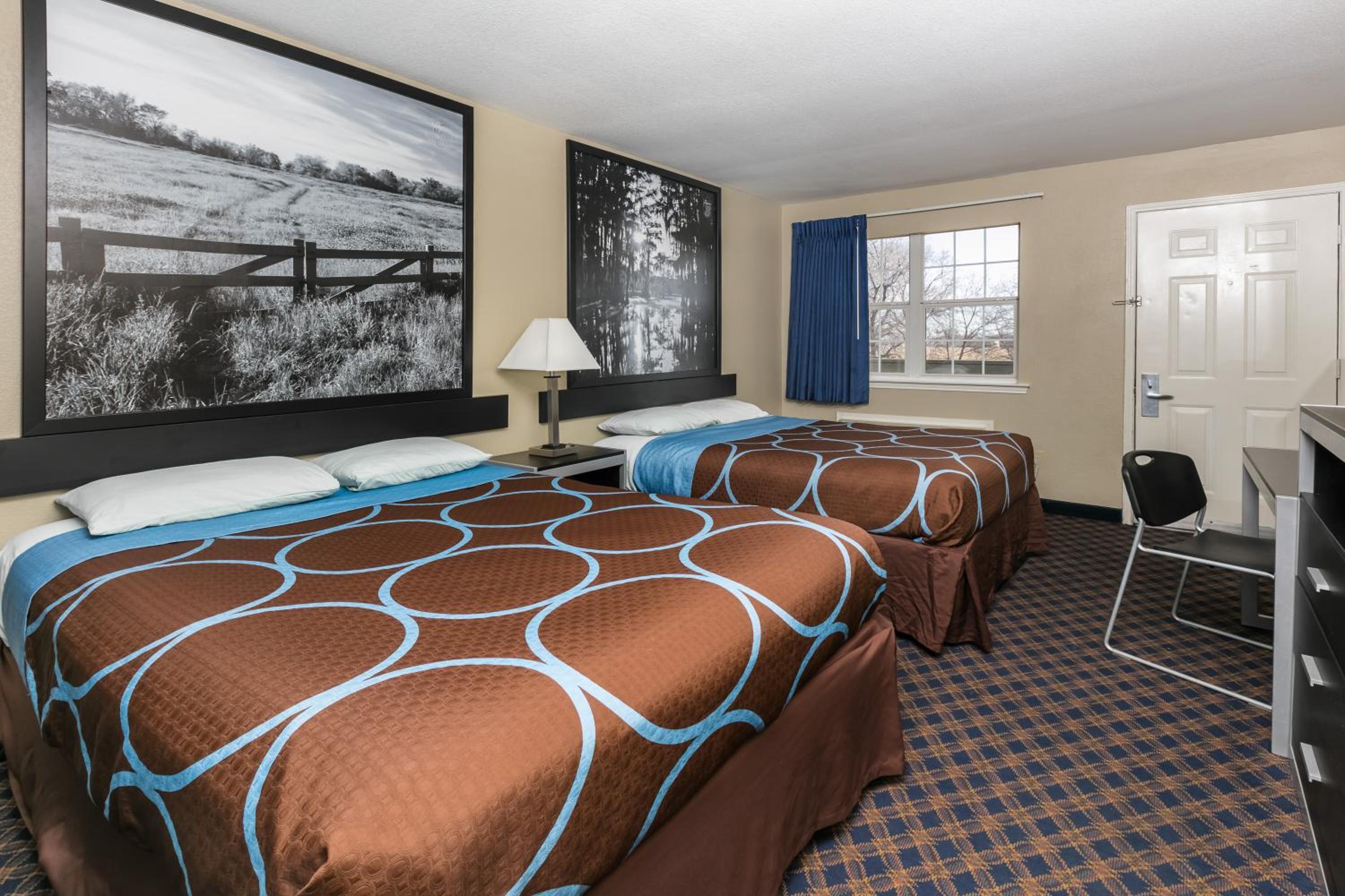Queen Room with Two Queen Beds - Non-Smoking - Photo 4