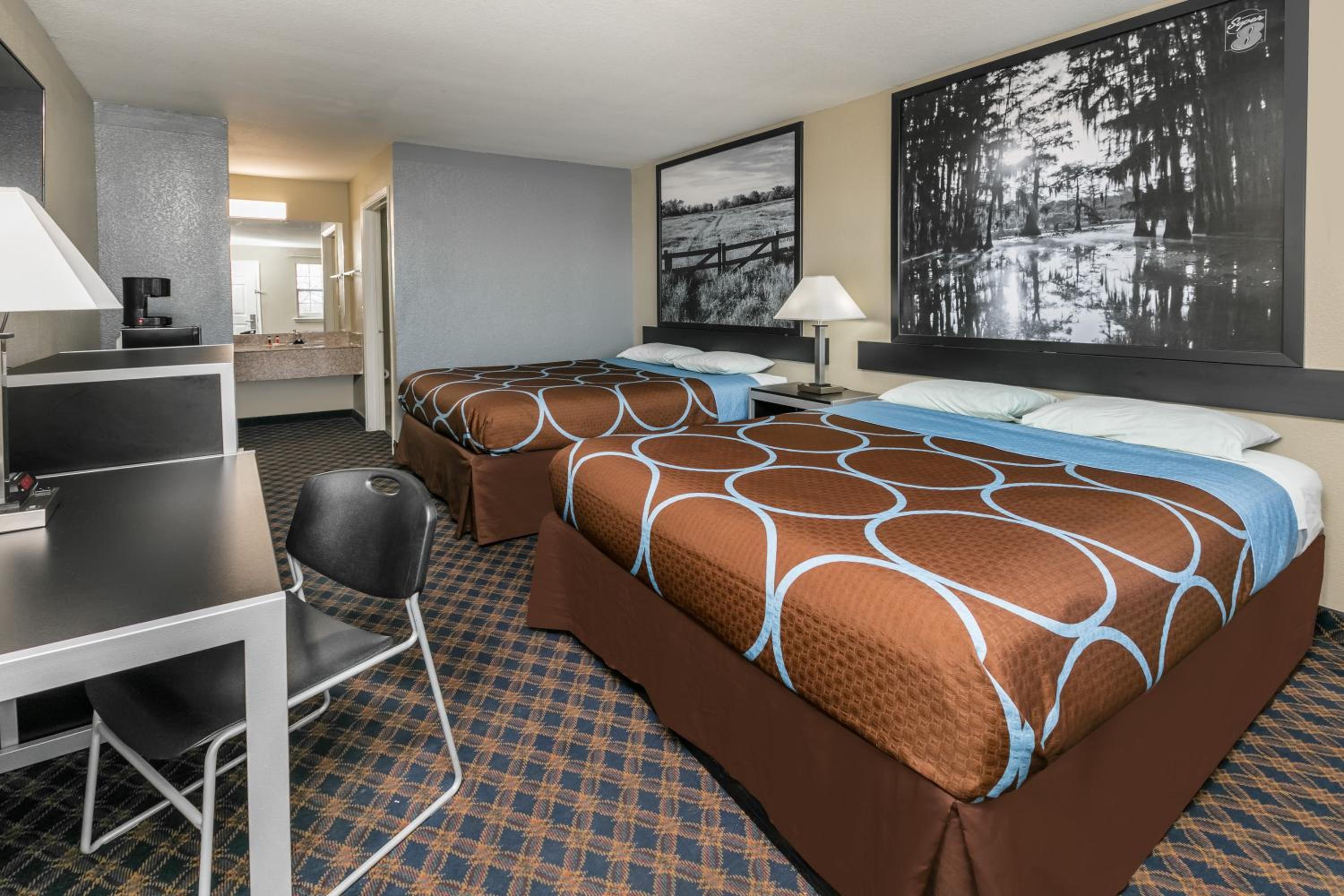 Queen Room with Two Queen Beds - Non-Smoking - Photo 1
