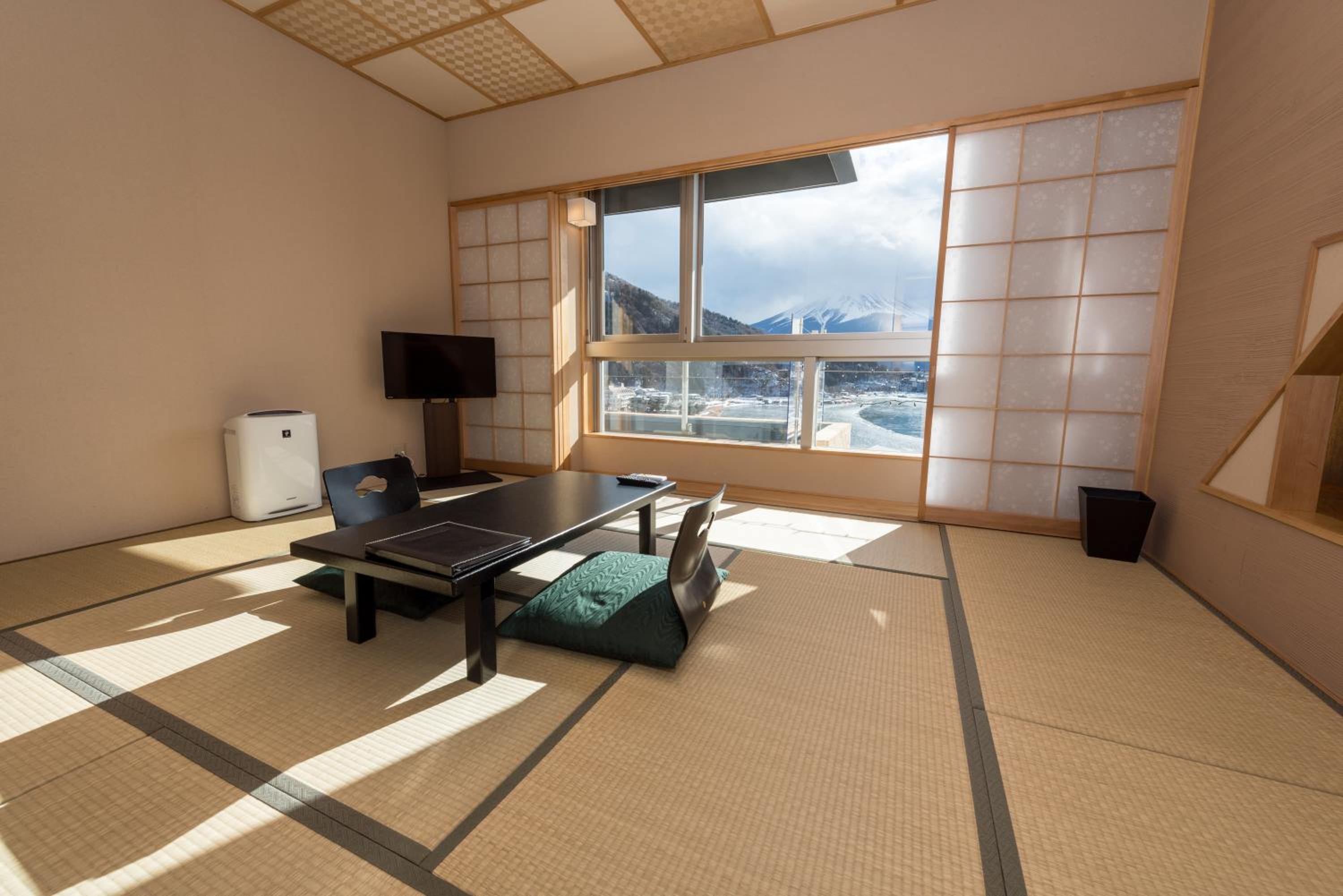 Standard Japanese-Style Room with Mt.Fuji and Lake View - Non Smoking photo 2