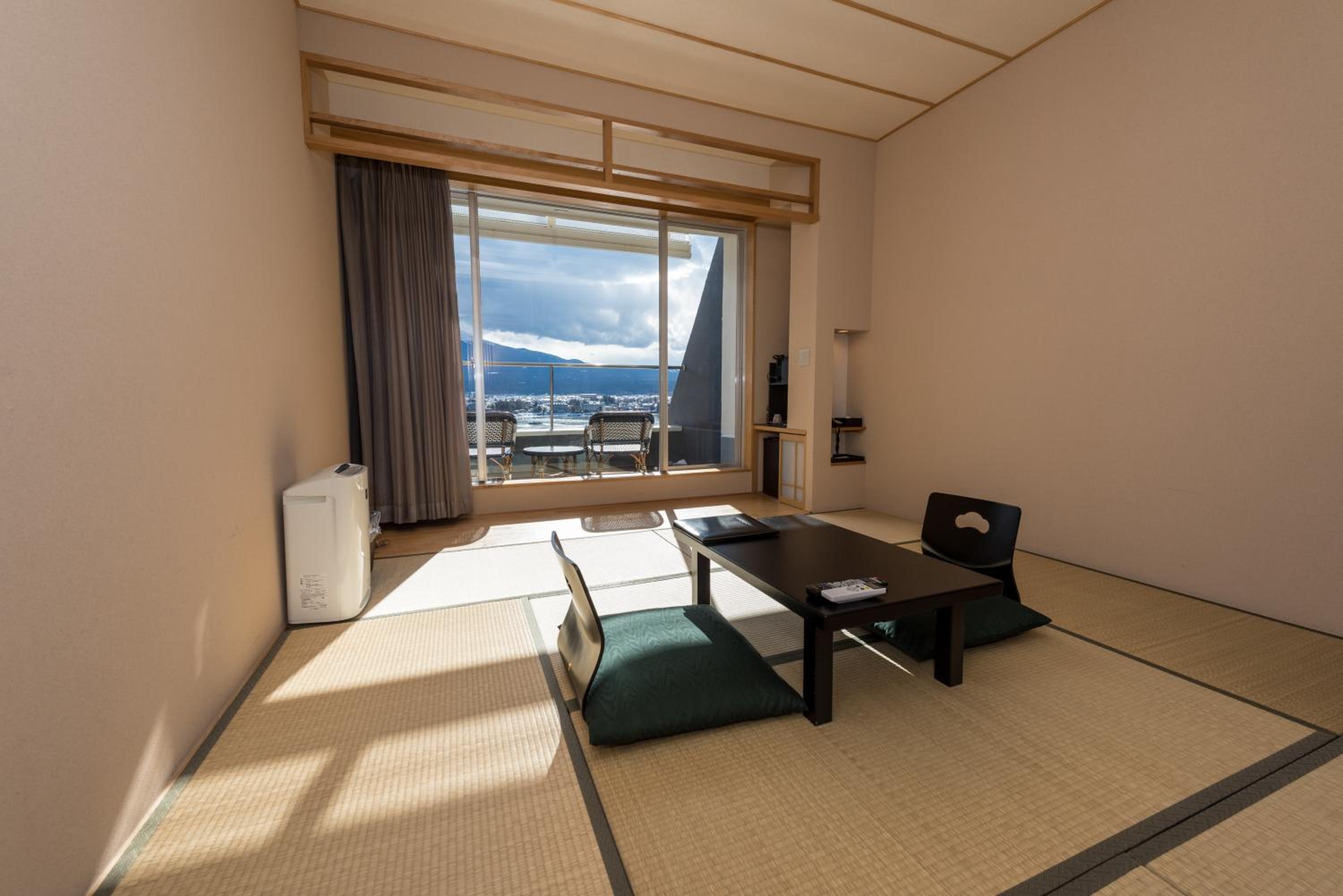 Japanese-Style Room with Balcony with Mt.Fuji and Lake View - Non Smoking photo 2