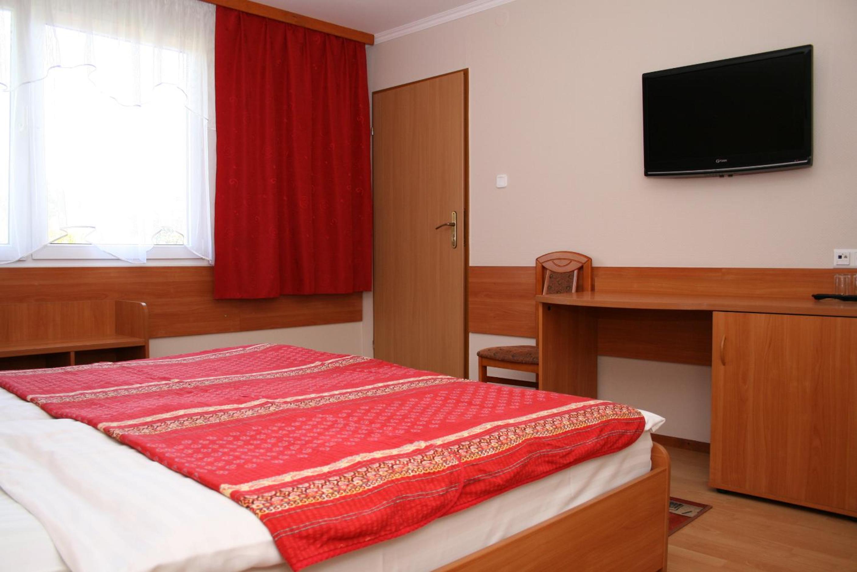 Double Room with Spa Bath - Photo 13