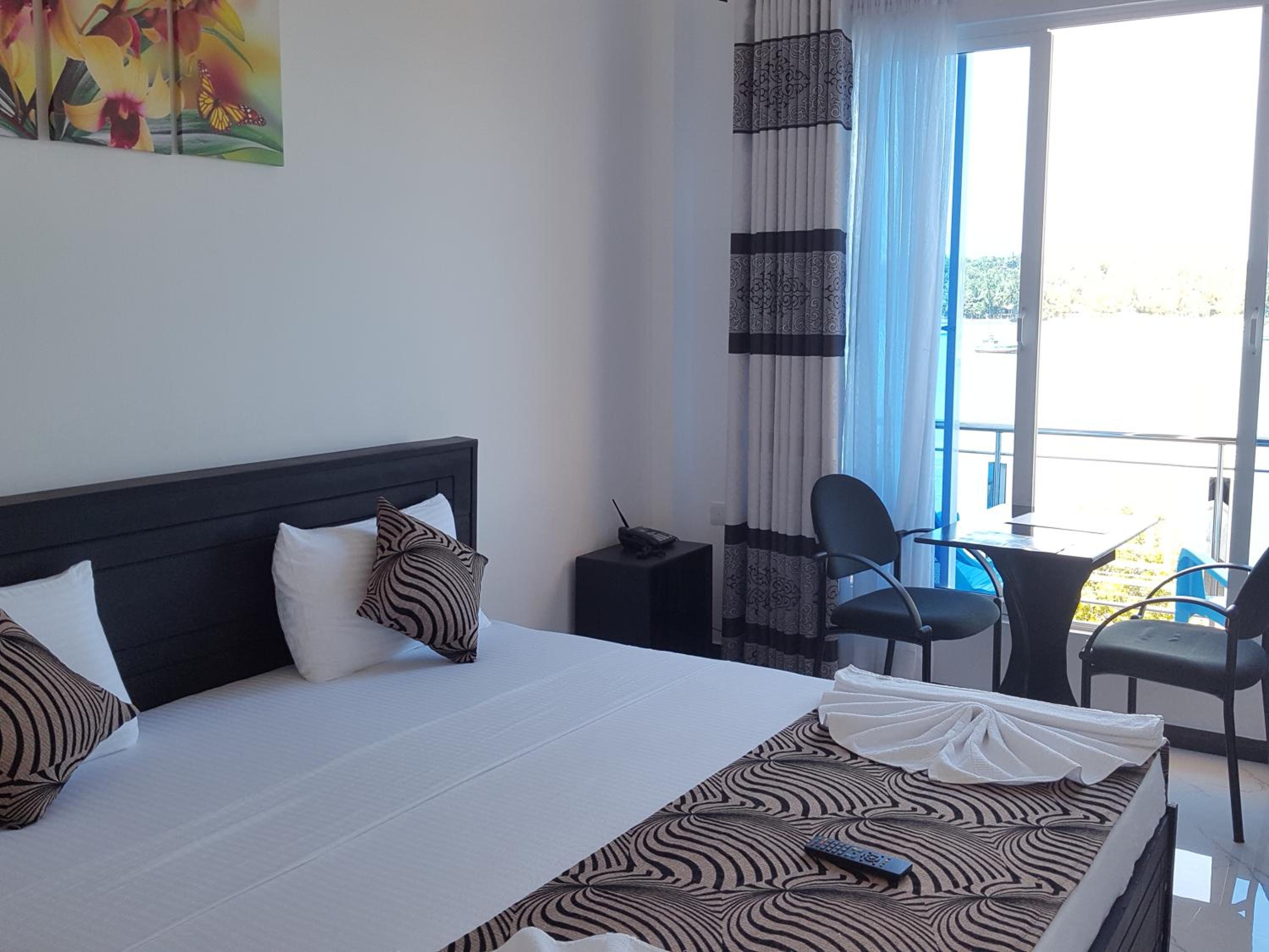 Deluxe Double Room with Side Sea View