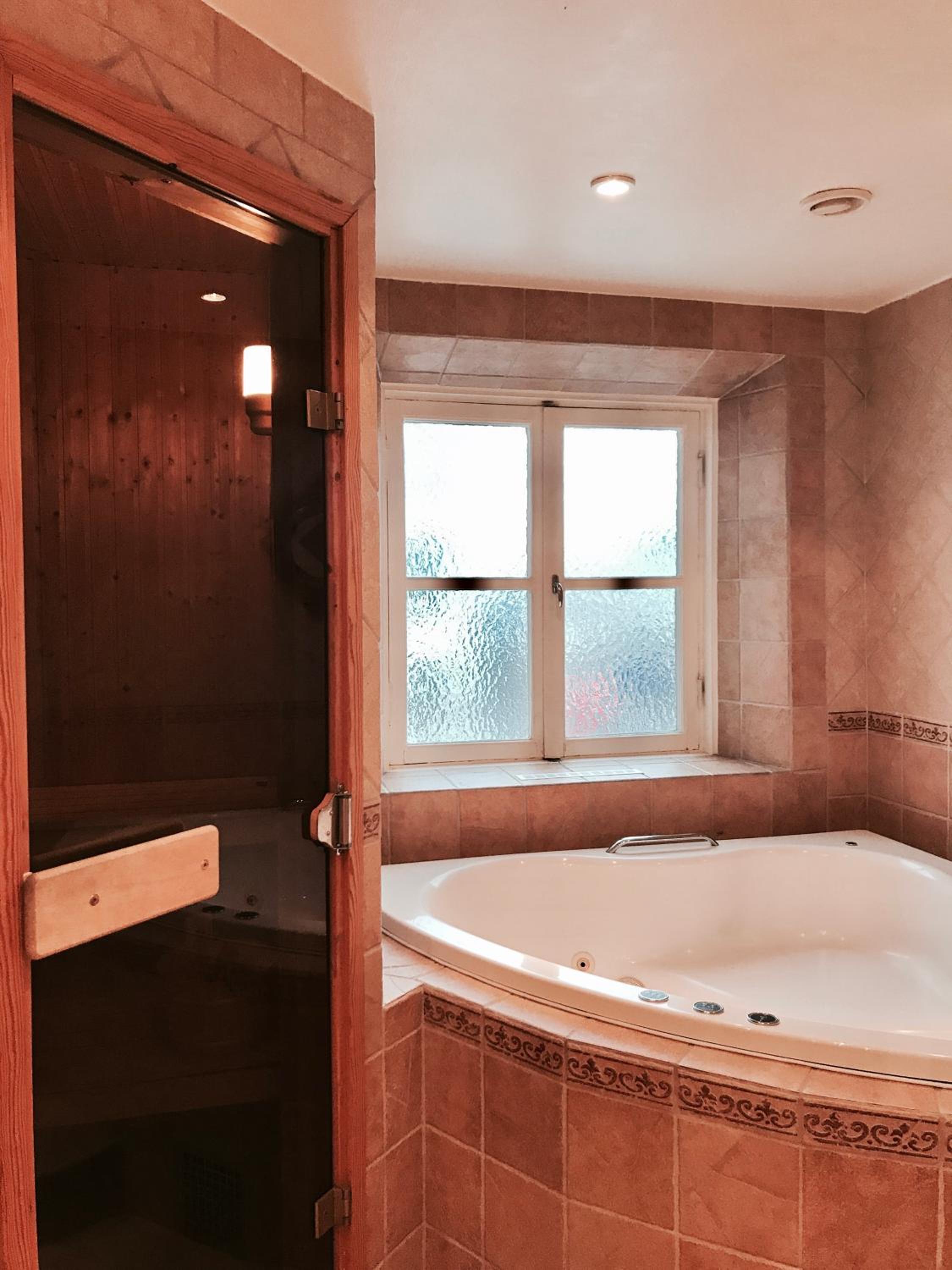 King Suite with Spa Bath and Sauna - Non-Smoking photo 2