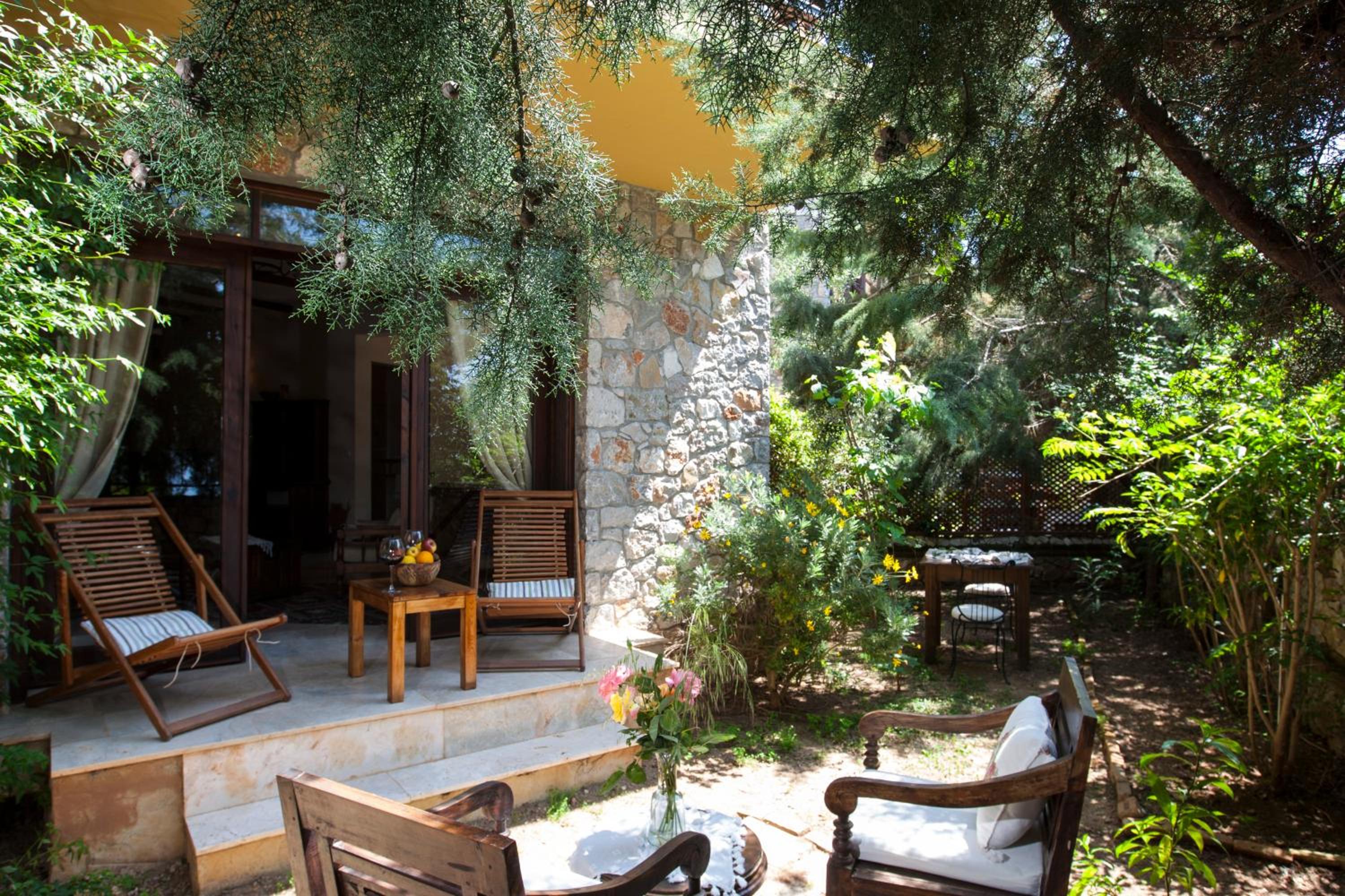 Deluxe Double Room with Private Garden & Jacuzzi photo 3