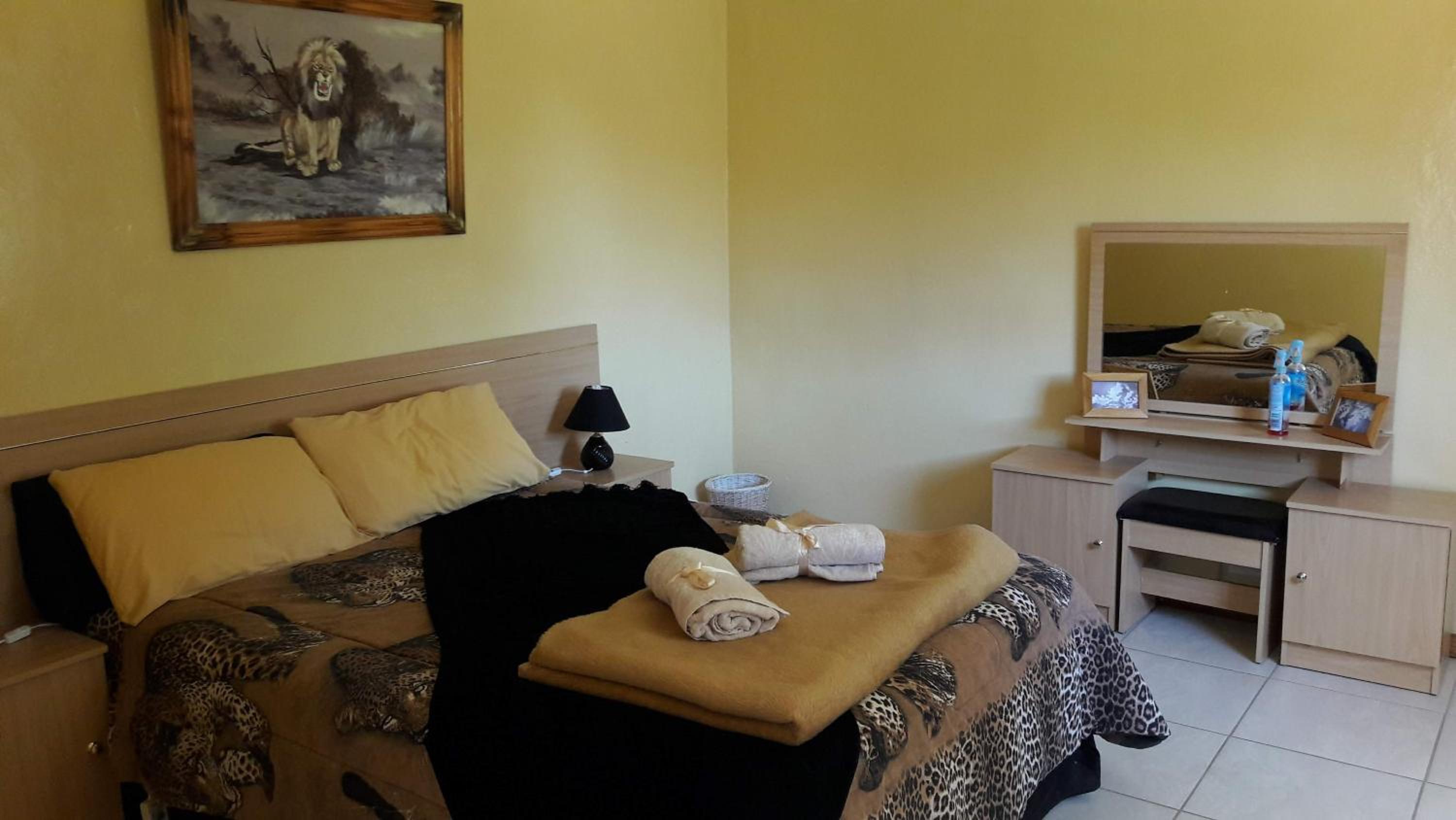 Three-Bedroom Villa - Photo 2