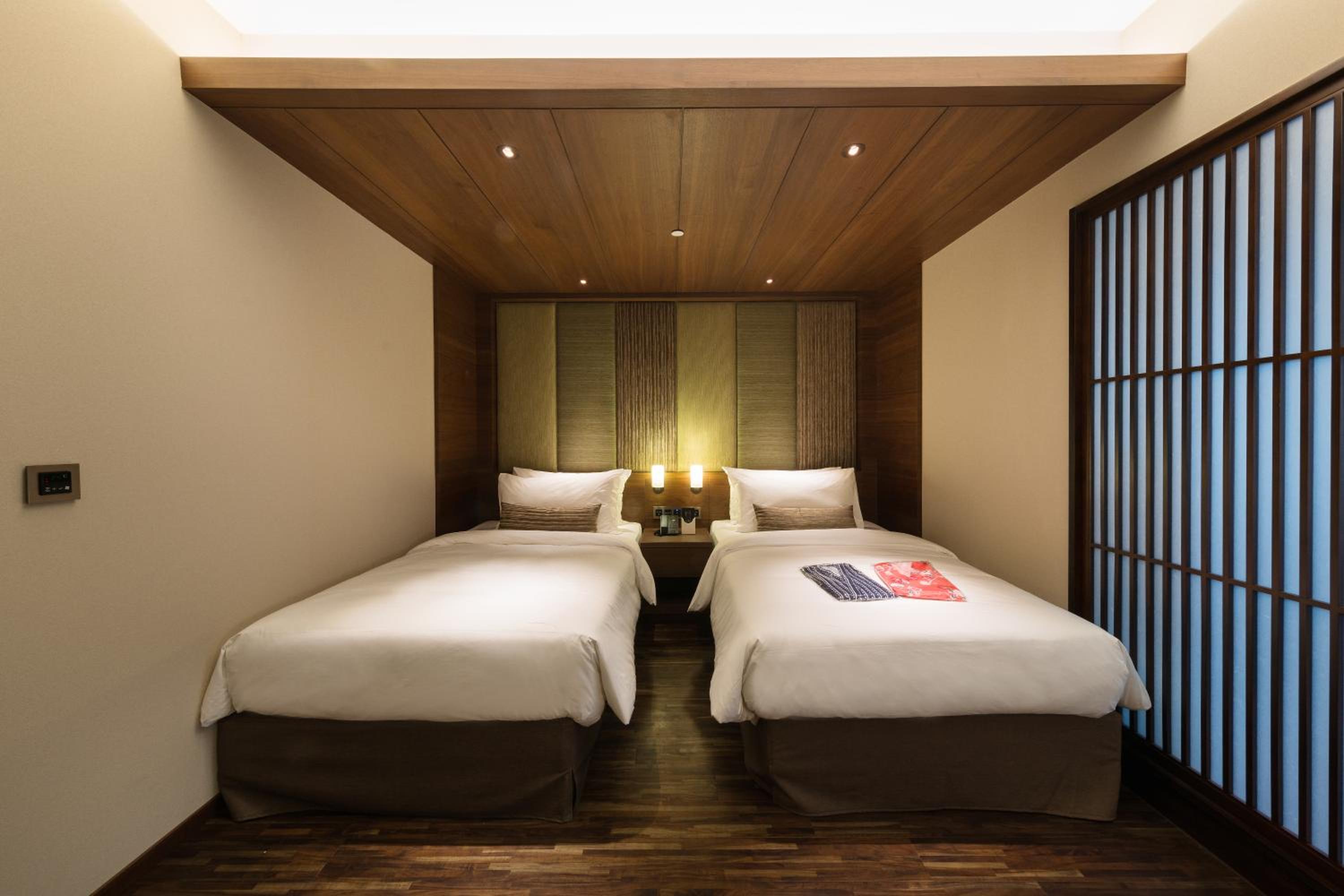 Standard Double Room with Two Single Beds thumbnail 5