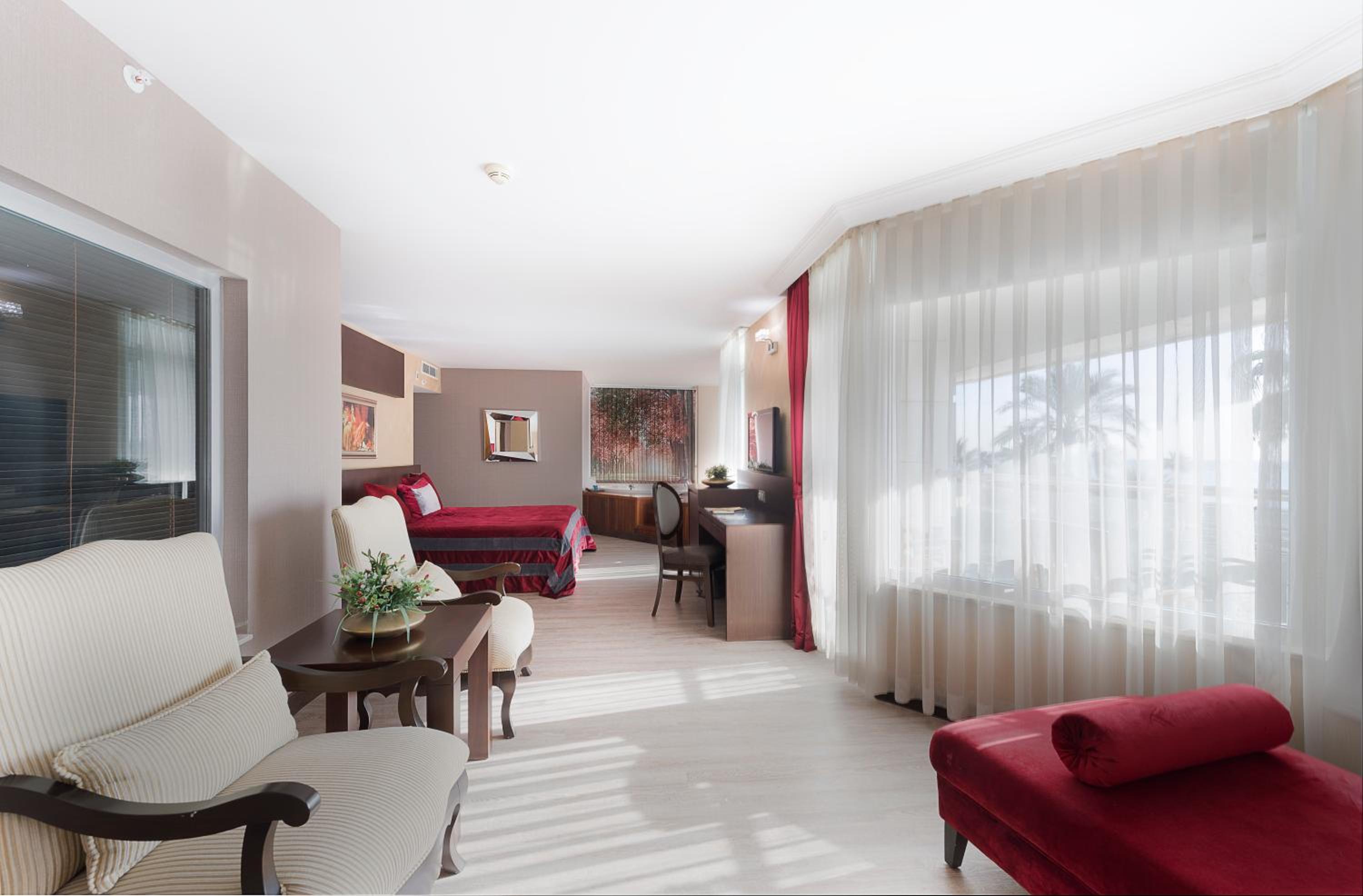 Suite with Hot Tub - Photo 12