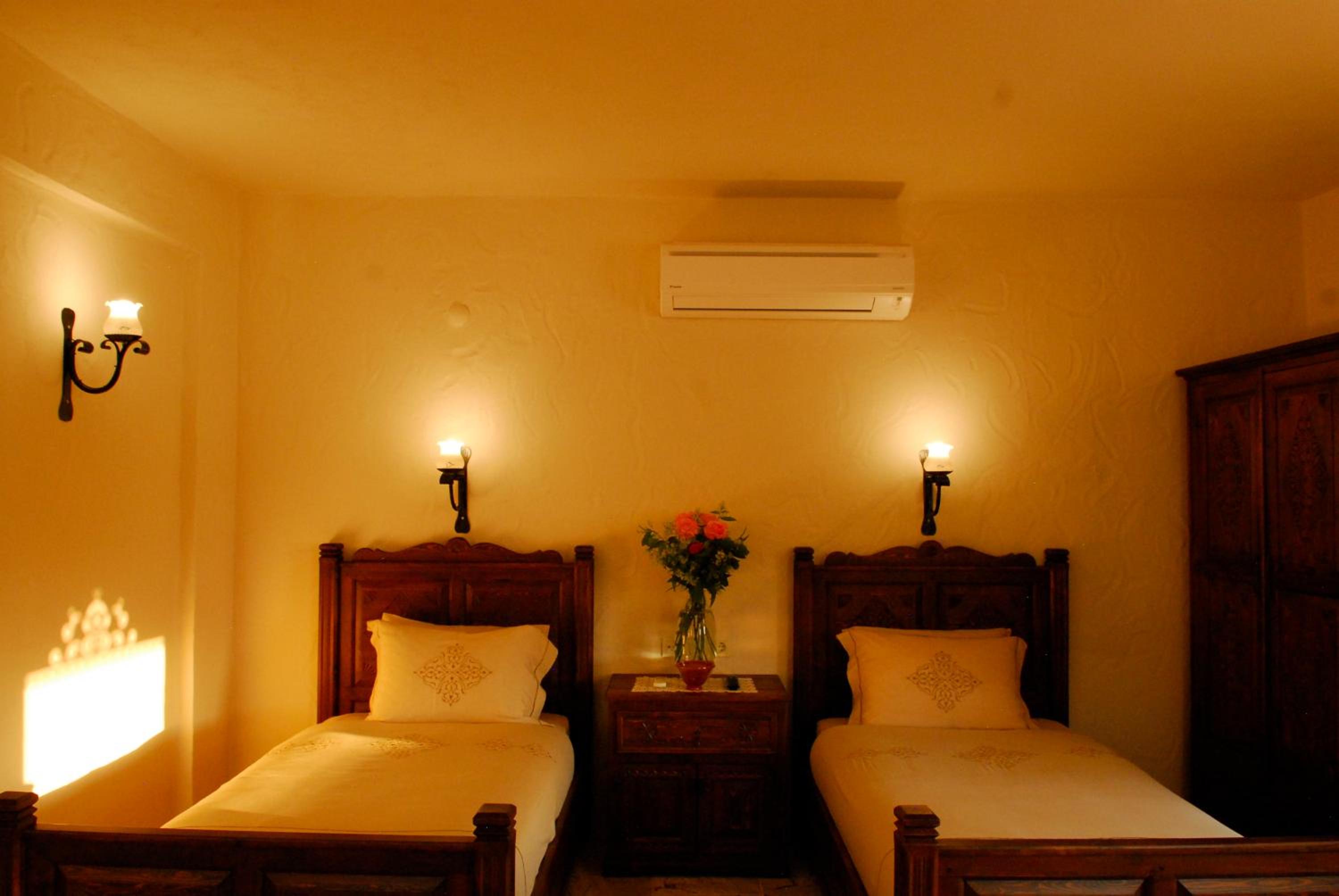Superior Deluxe Twin Room with Jacuzzi - Photo 6