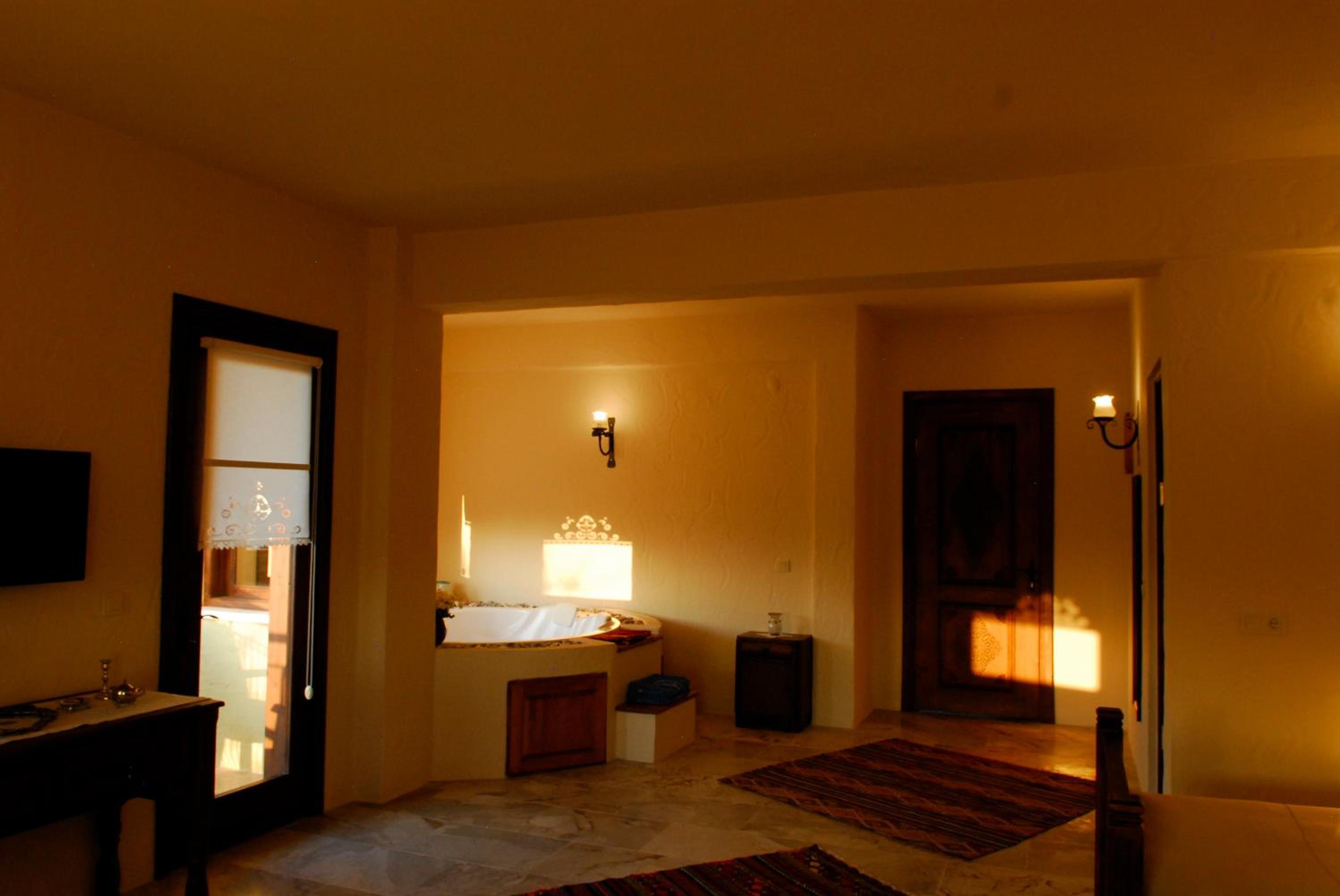 Superior Deluxe Twin Room with Jacuzzi - Photo 10