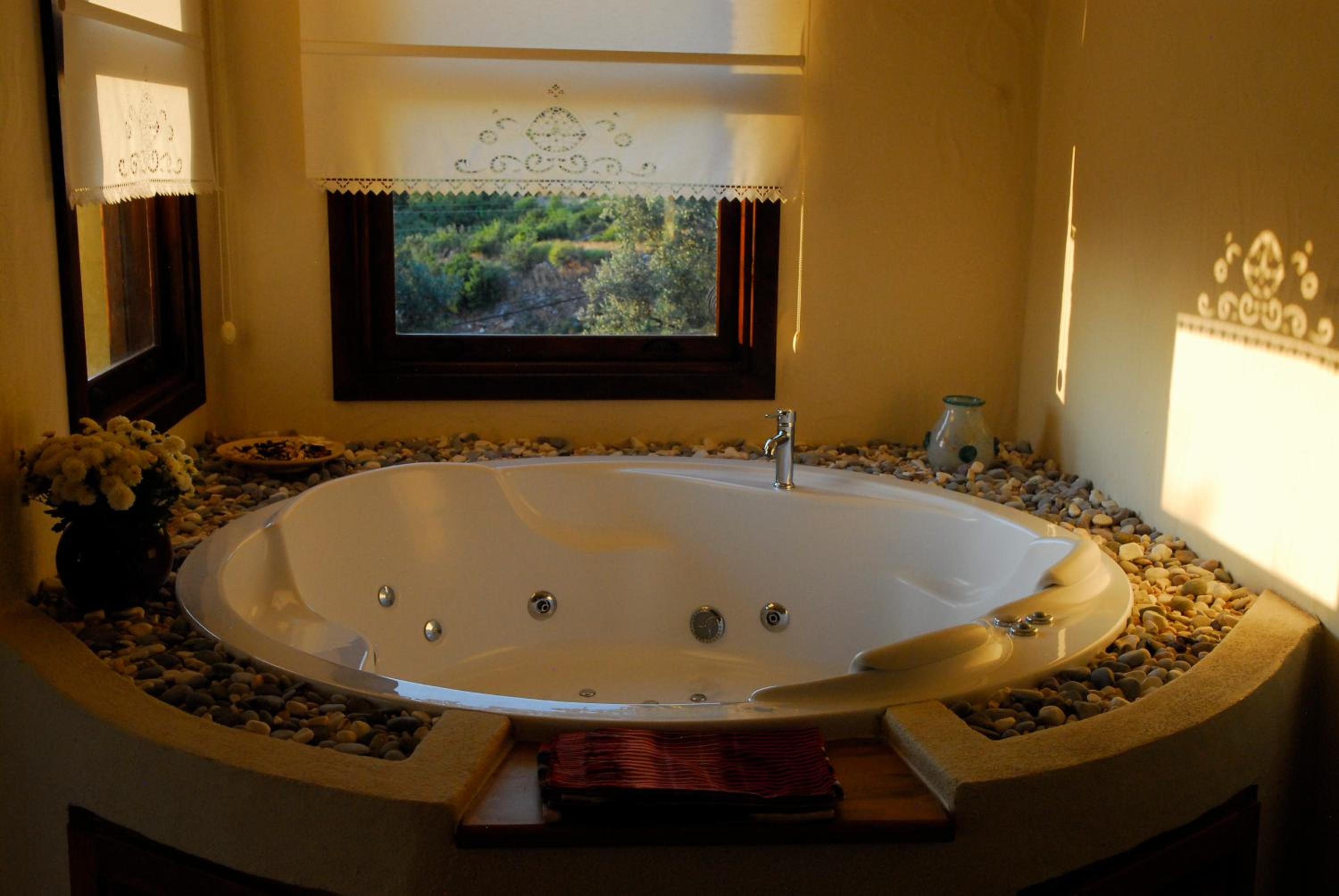 Superior Deluxe Twin Room with Jacuzzi - Photo 8
