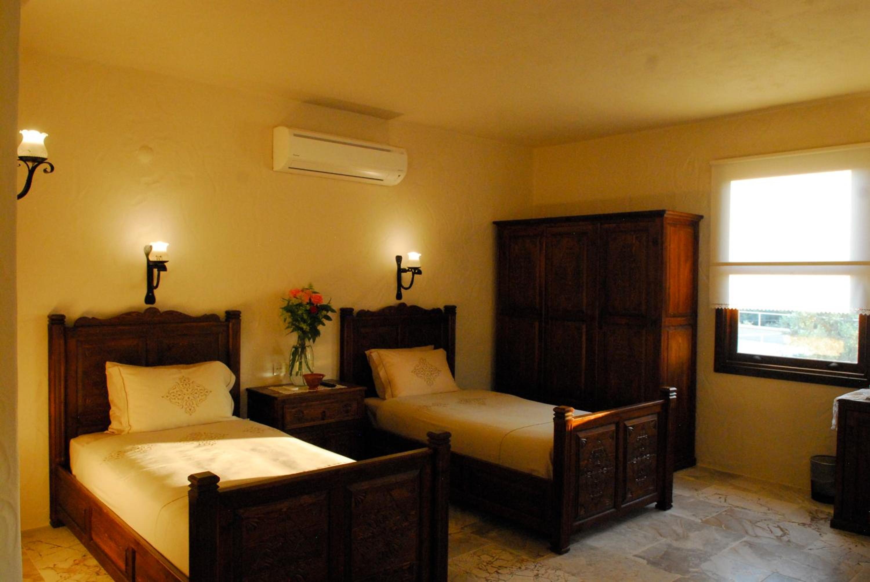 Superior Deluxe Twin Room with Jacuzzi - Photo 9