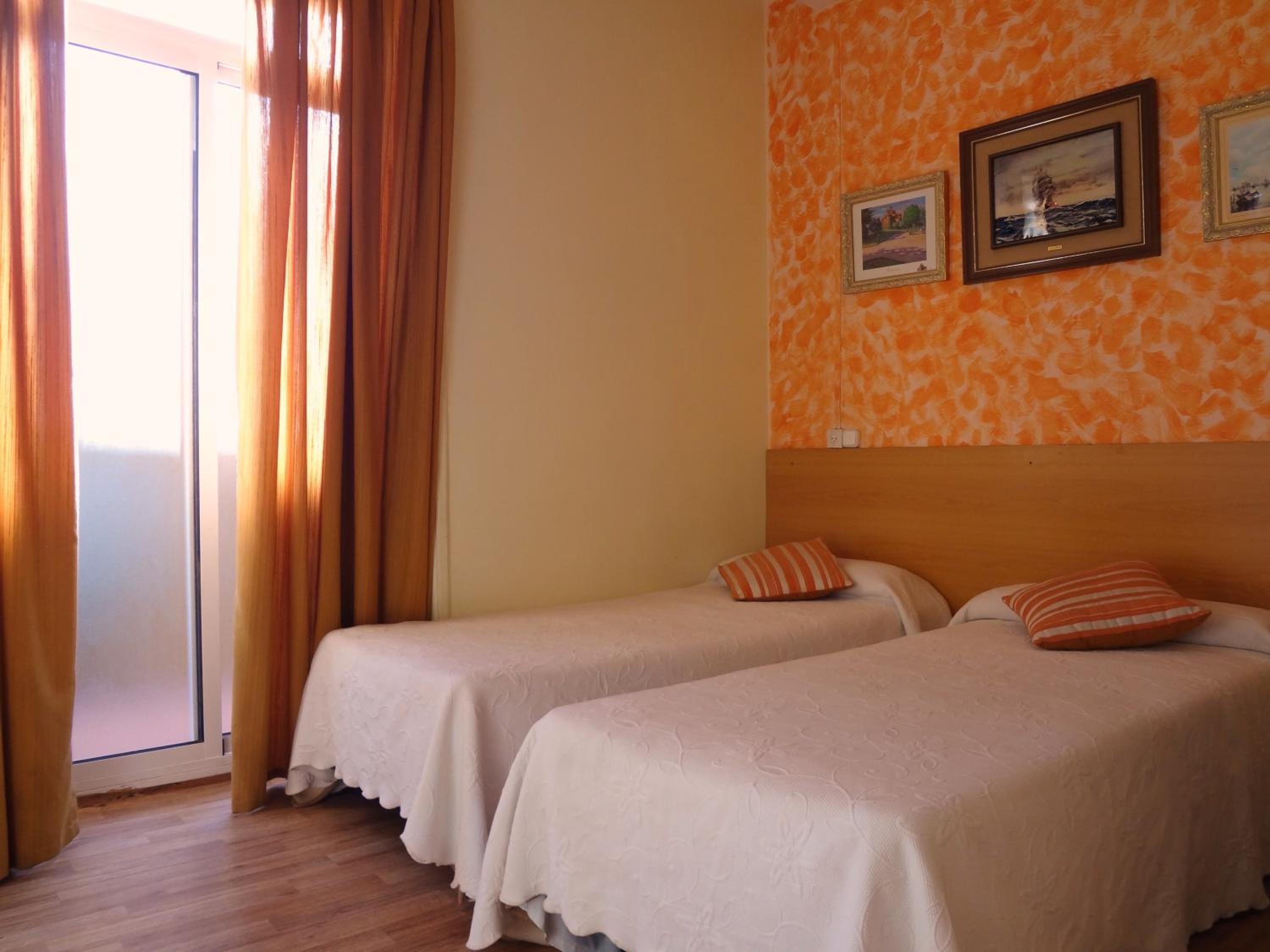 Habitación Estándar con Dos Camas y Baño Compartido