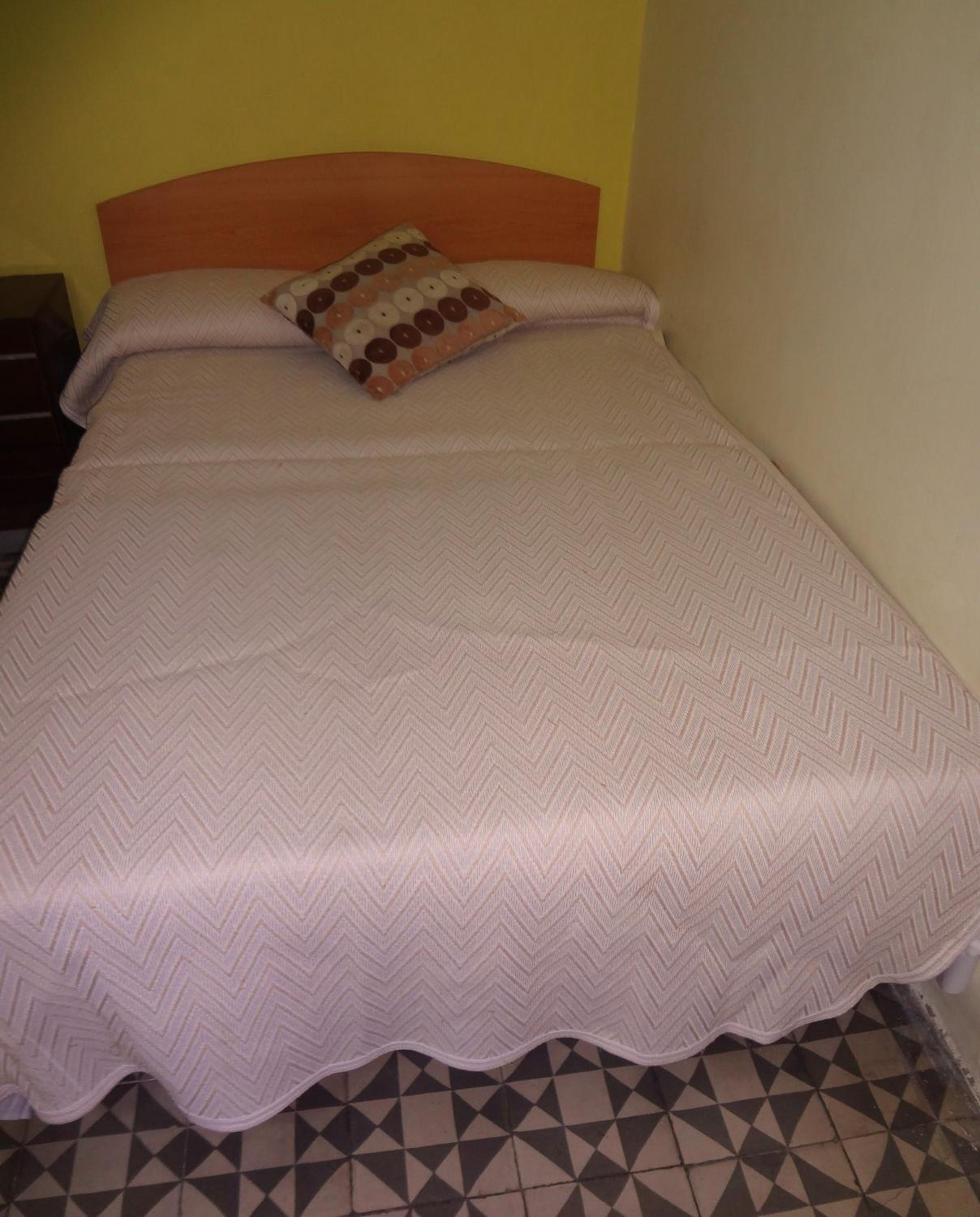 Habitación individual con baño compartido