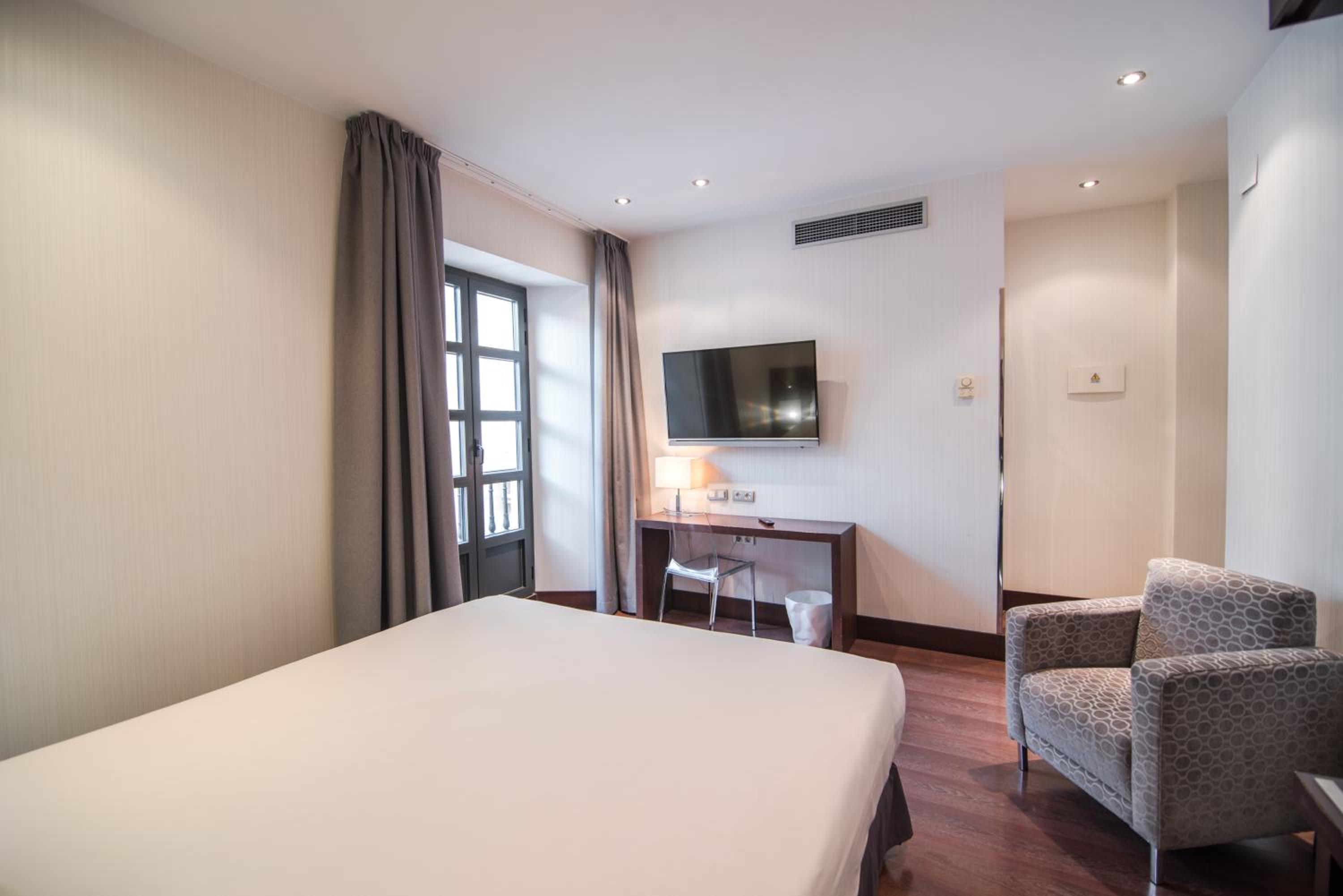 Double Room - Photo 7
