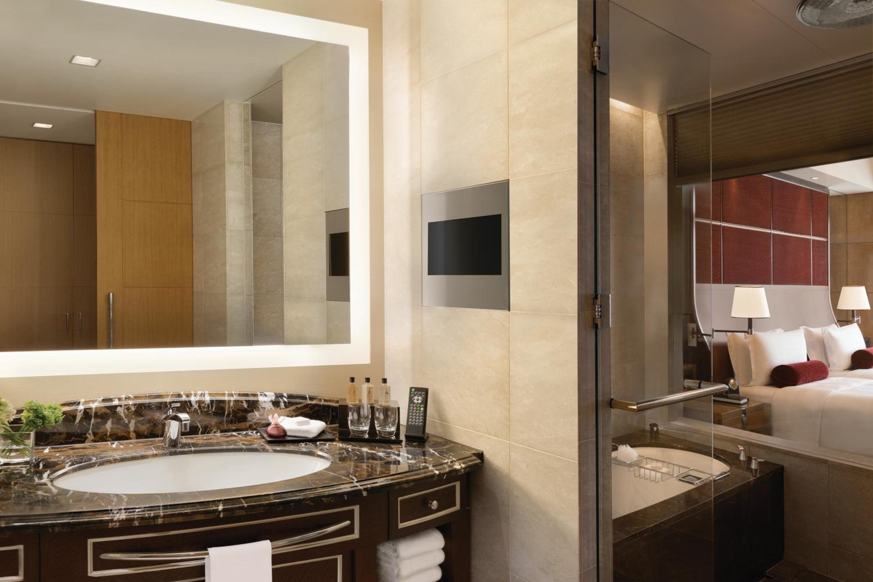 Deluxe Imperial Garden View Twin Room thumbnail 6