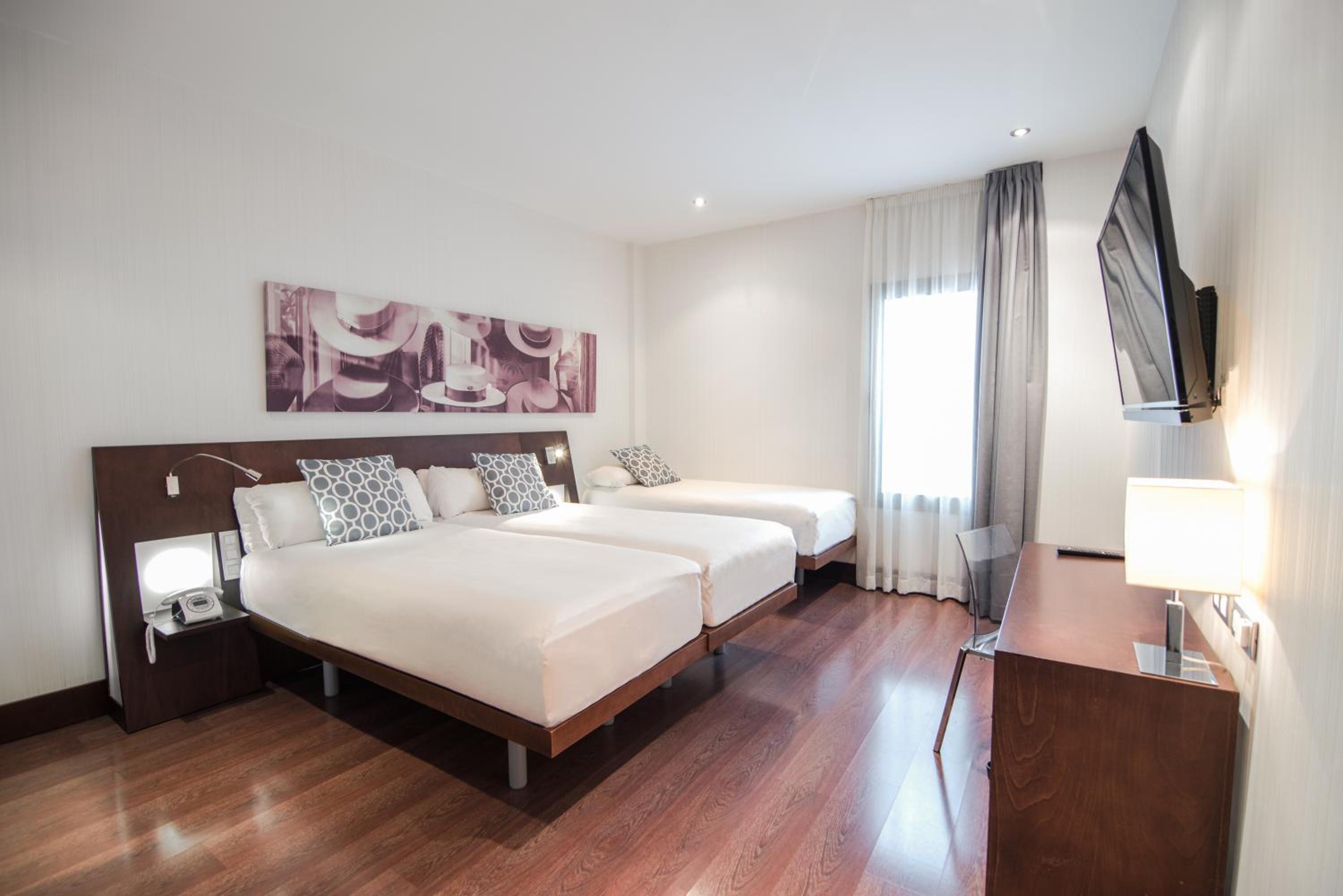 Triple Room thumbnail 6