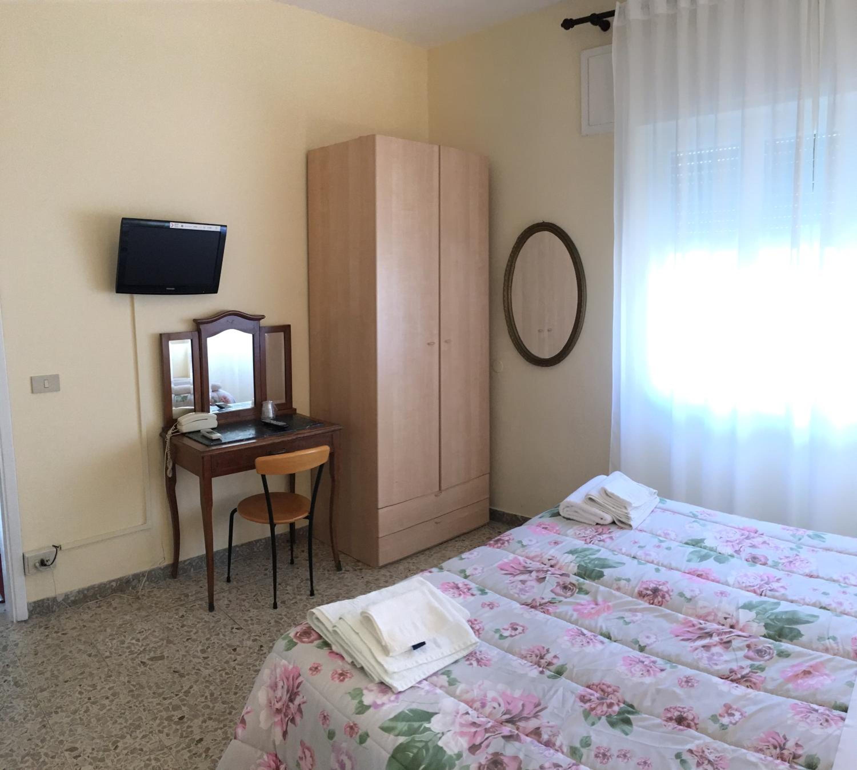 Double Or Twin Room - Disability Access photo 3