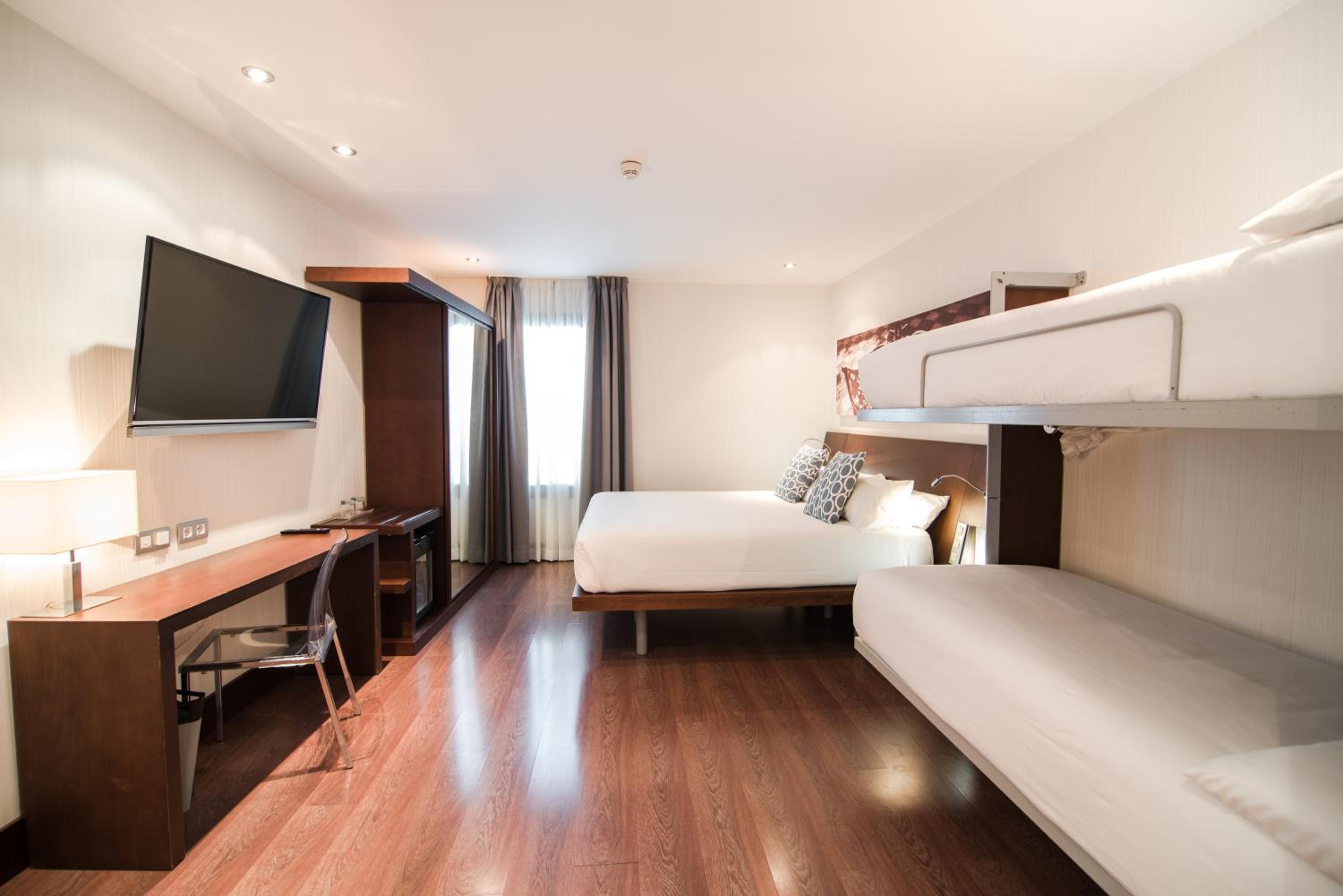 Quadruple Room thumbnail 5