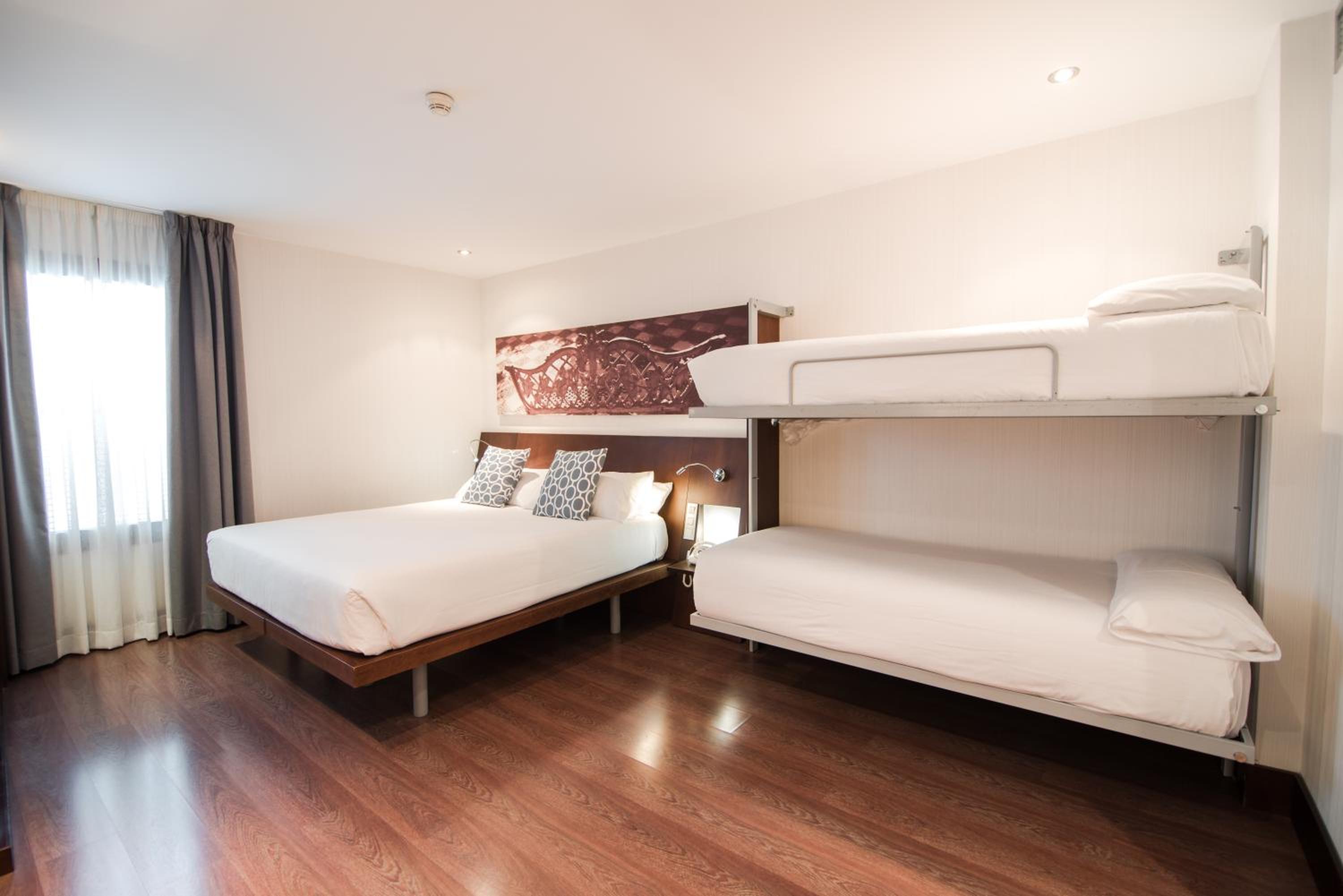 Quadruple Room thumbnail 6