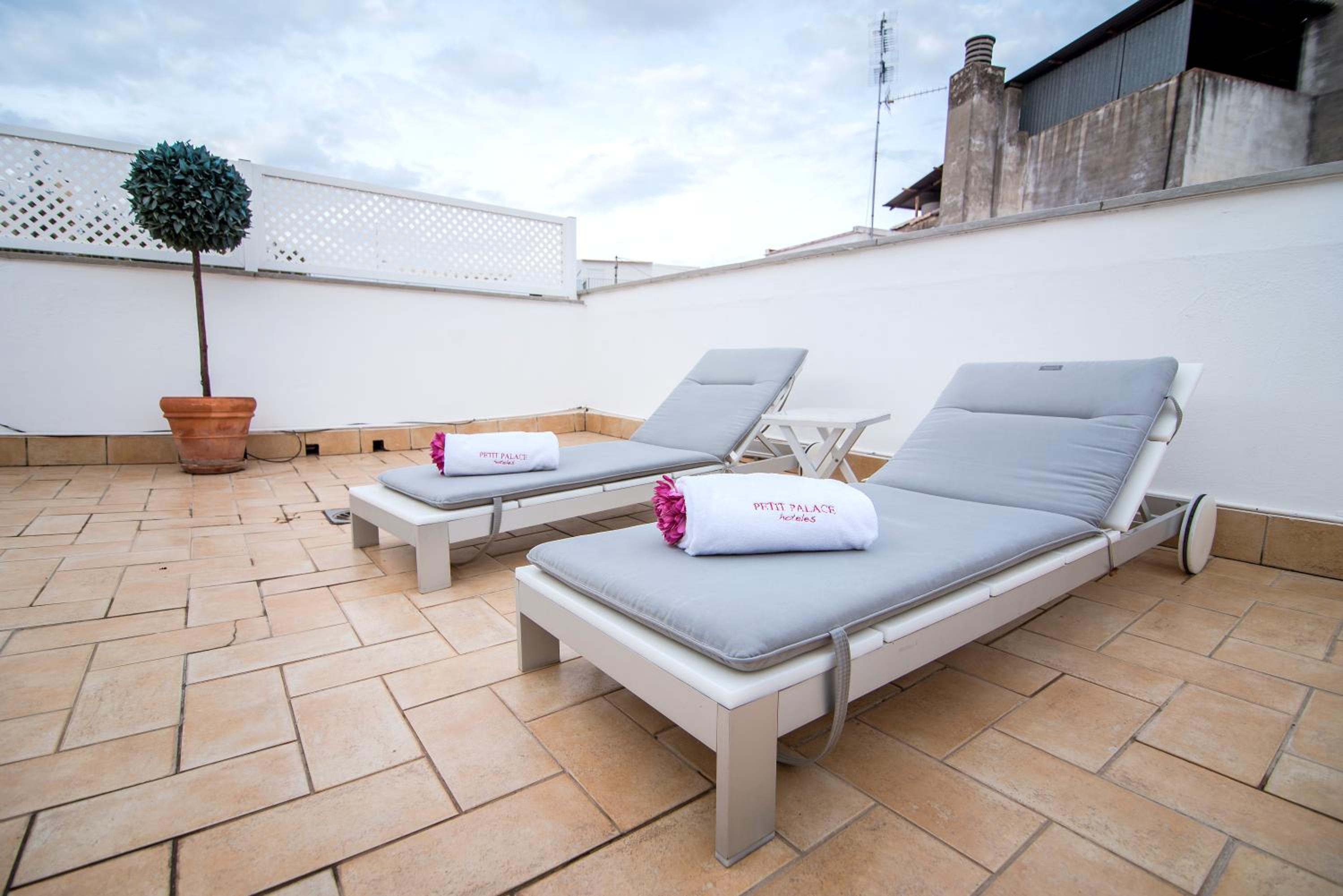 Double Room with Terrace thumbnail 6