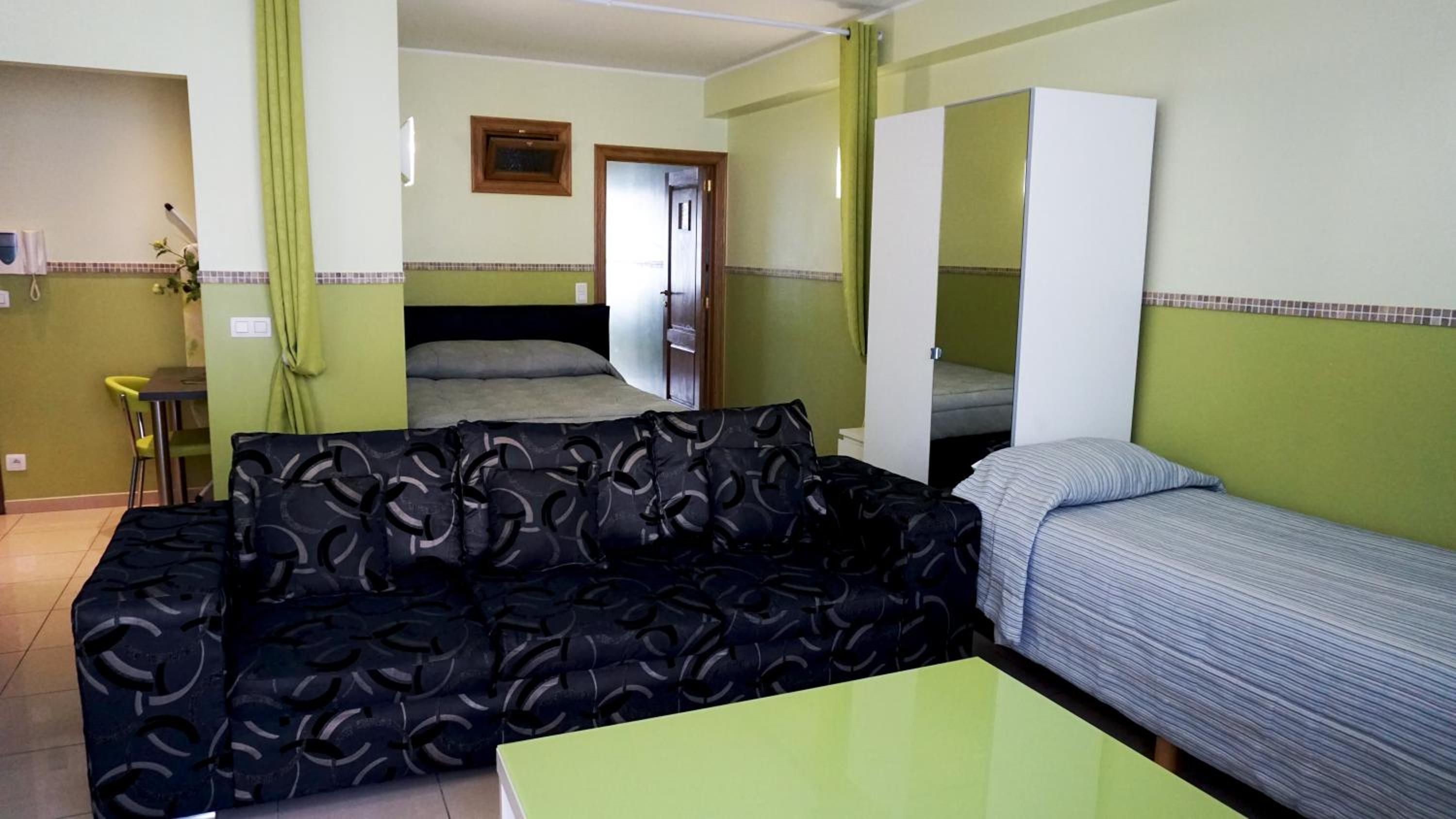 Luxury One-Bedroom Apartment photo 3