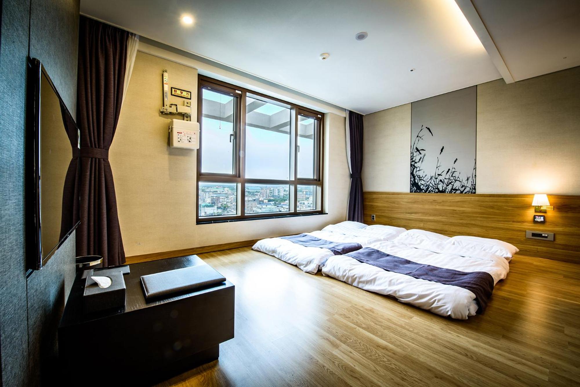 Korean-Style Deluxe Ondol Room with City view