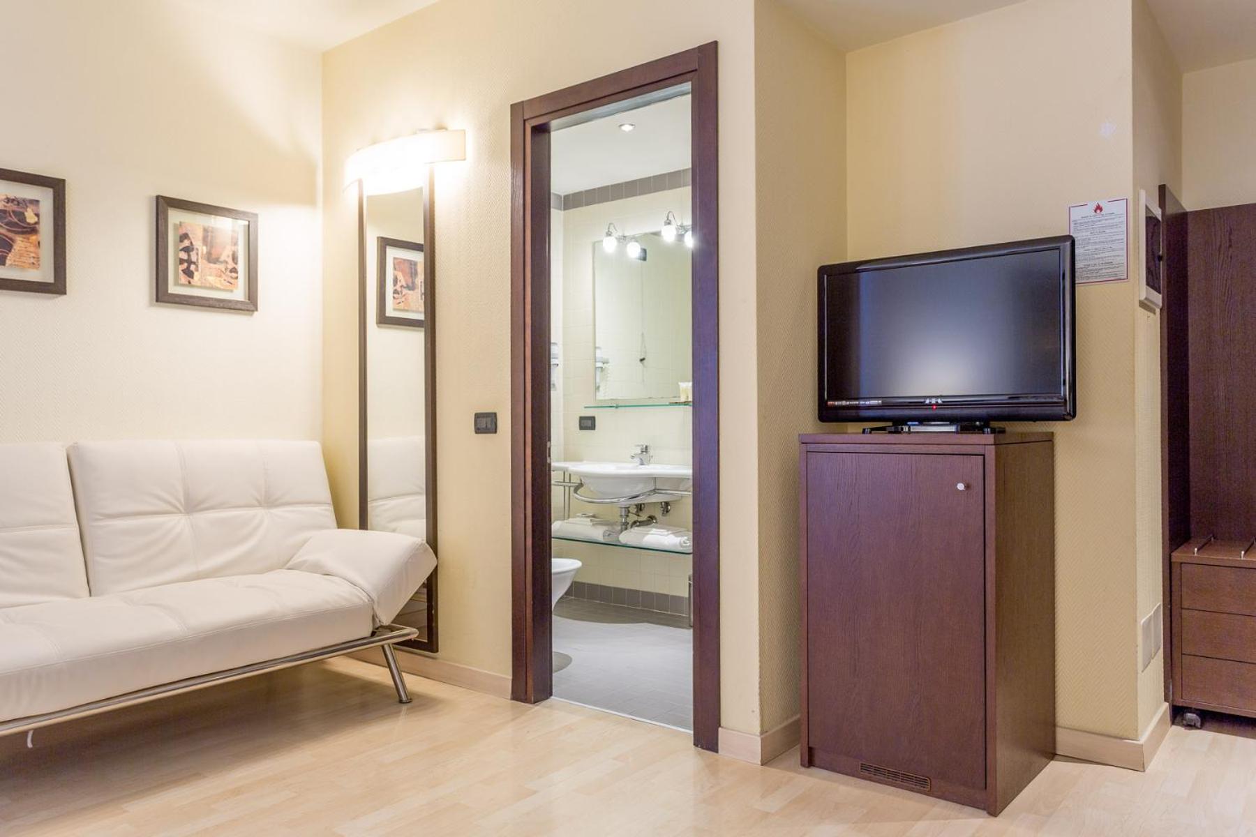 Large Double Room - Photo 4