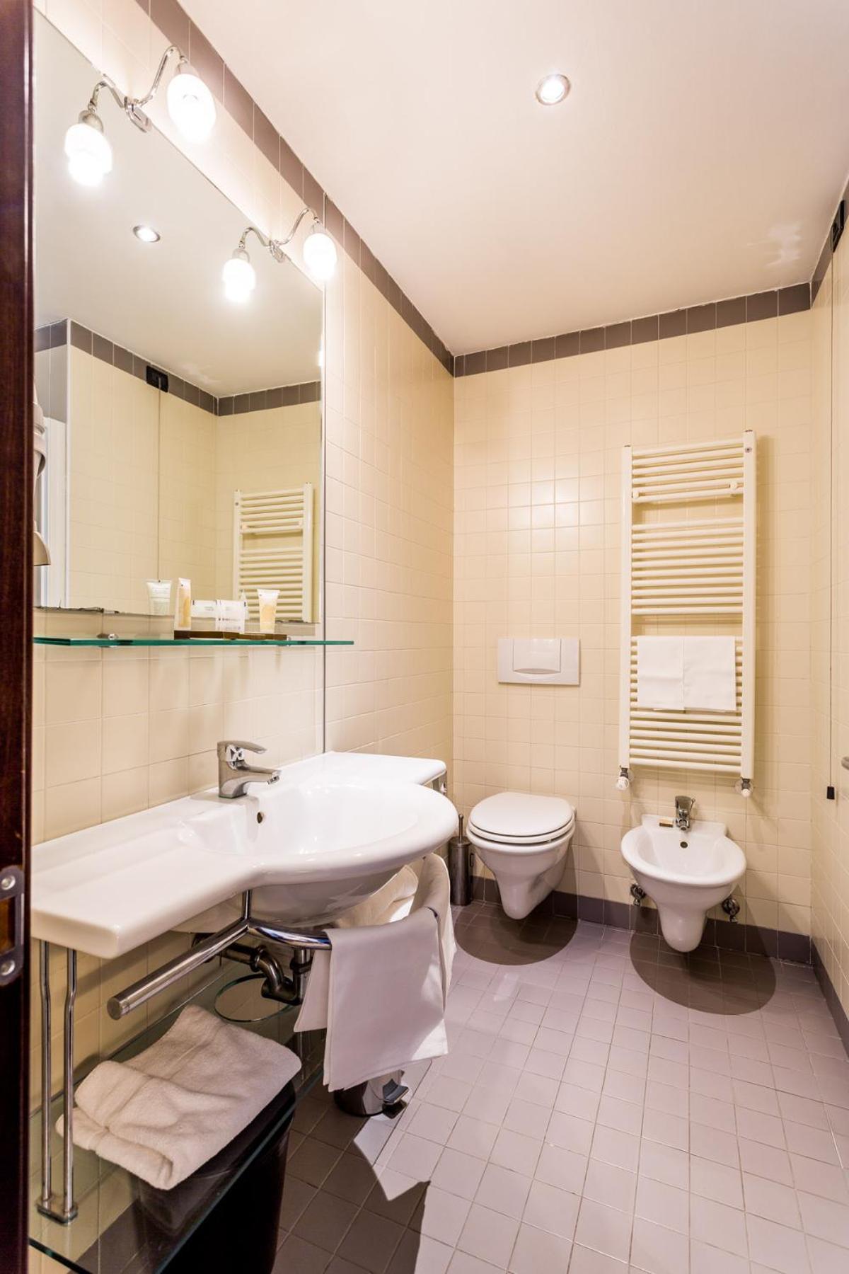 Large Double Room - Photo 3