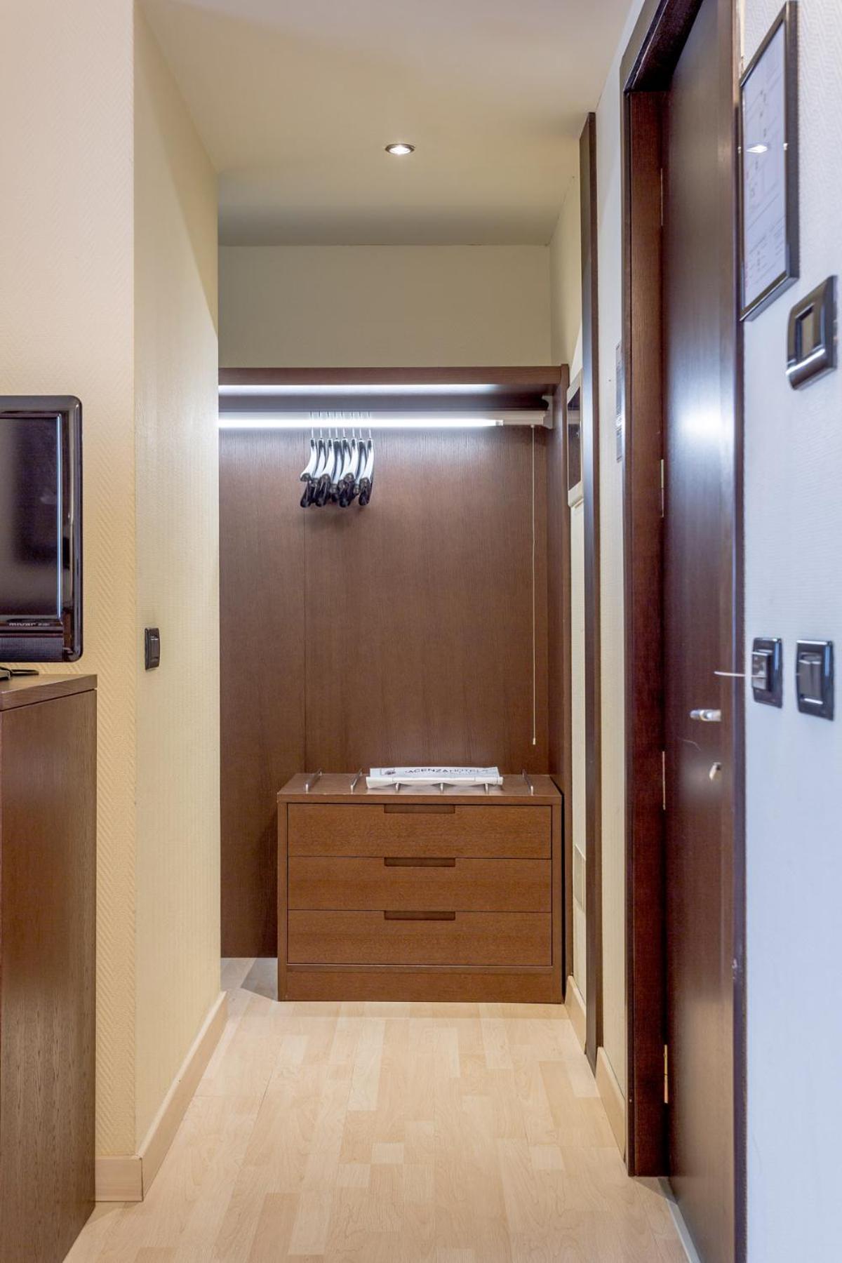 Standard Family Room - Photo 4