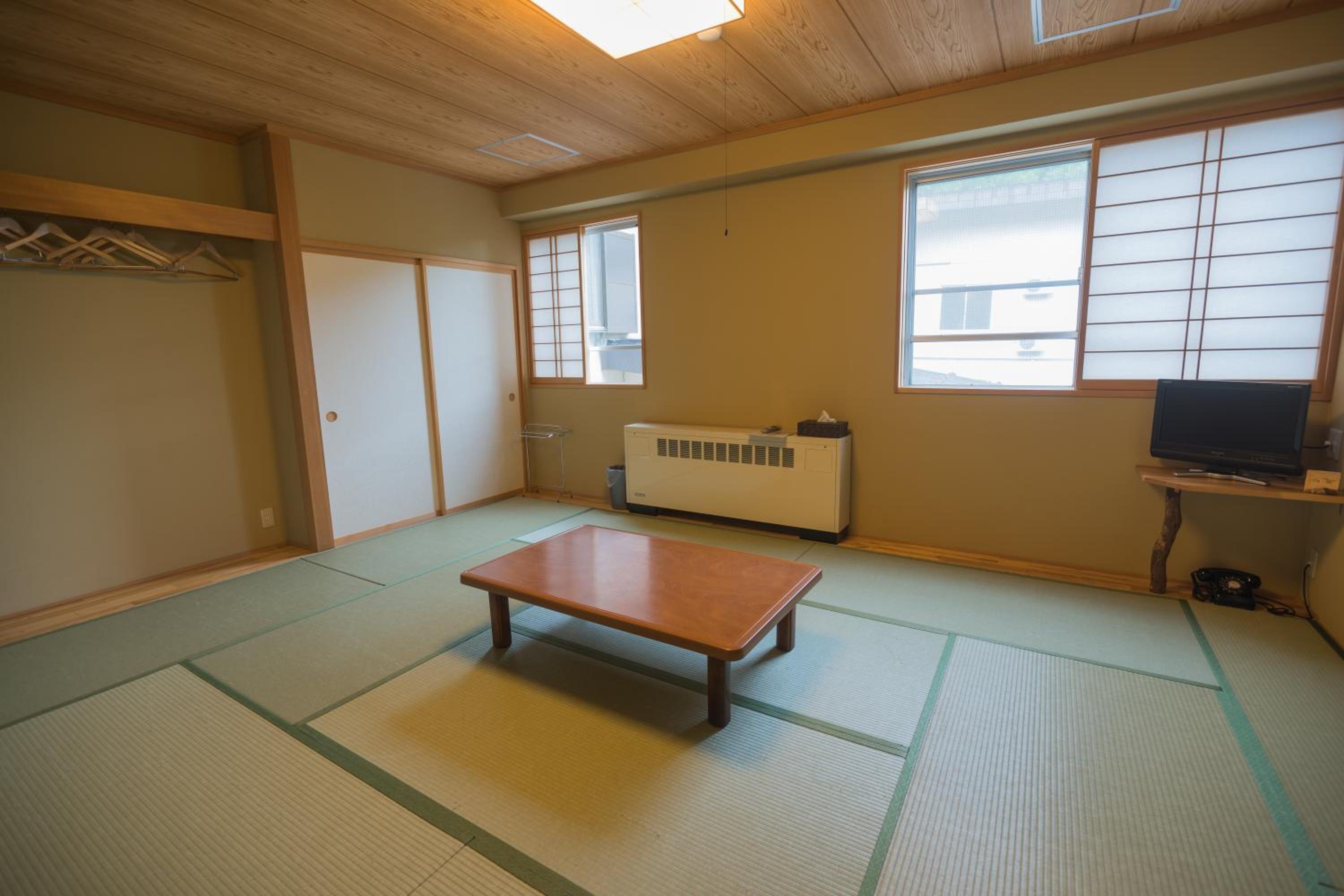 Japanese-Style Family Room with Private Toilet photo 1