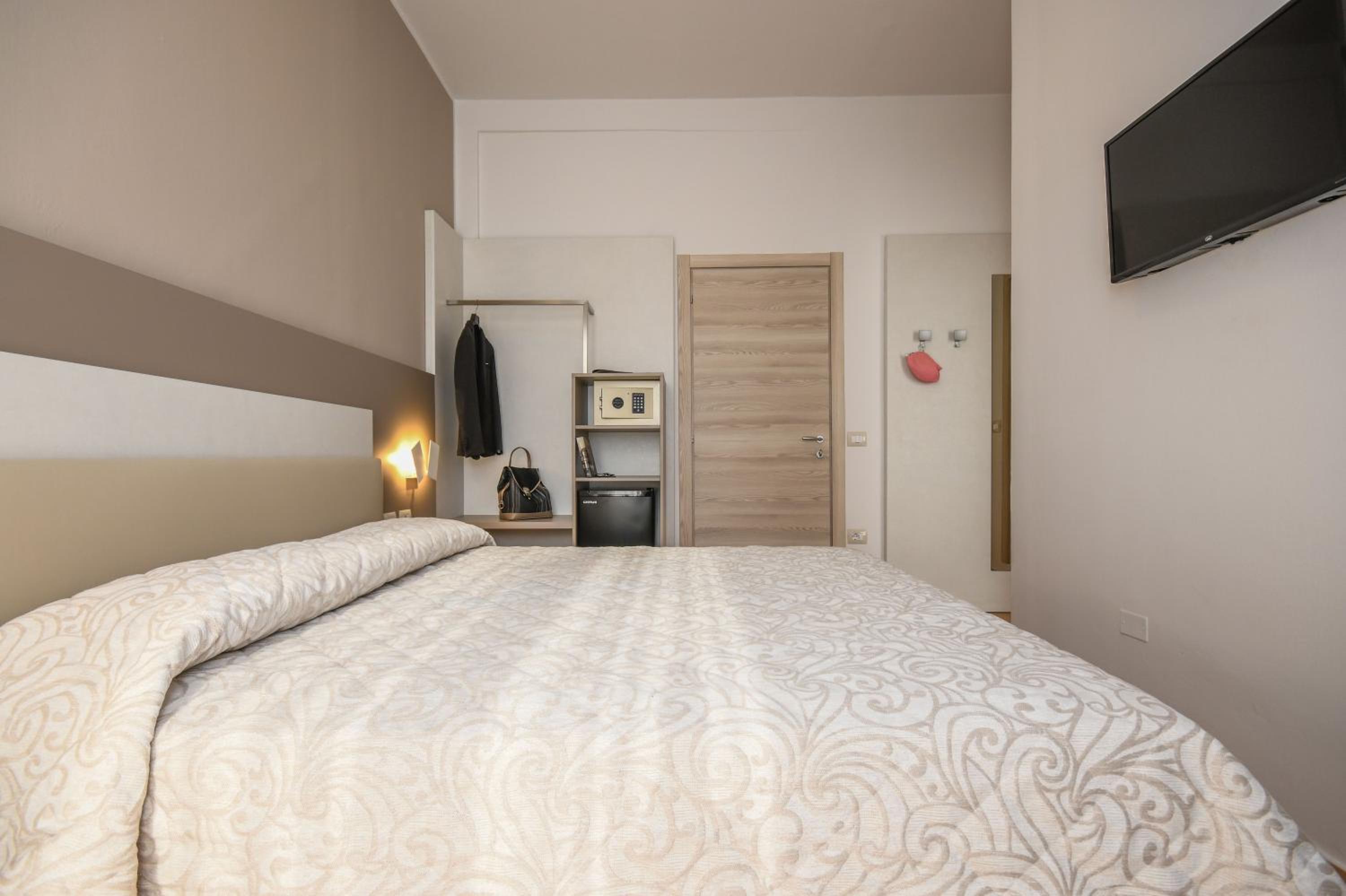 Quadruple Room - Photo 11