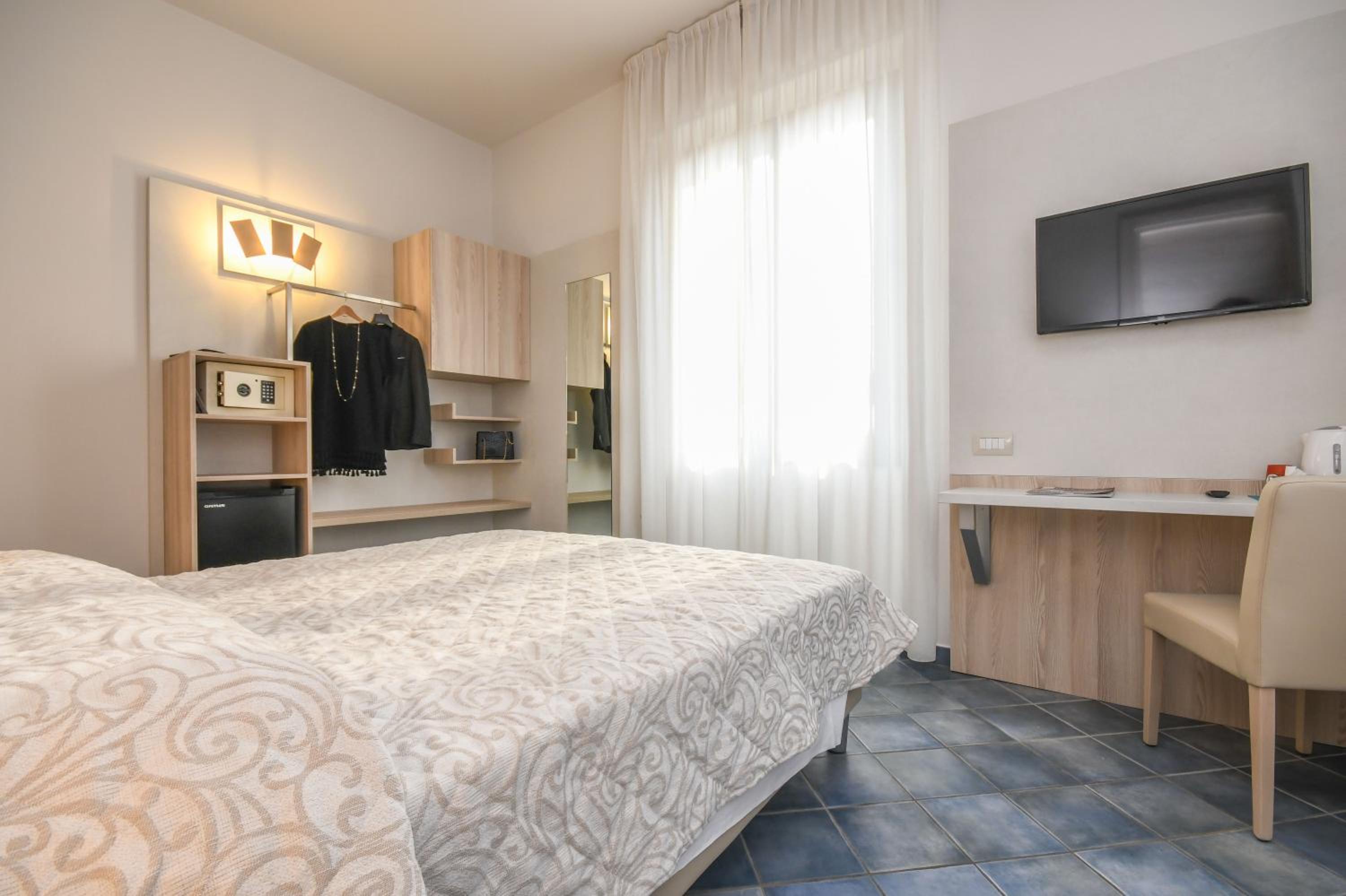 Double Room - Photo 10