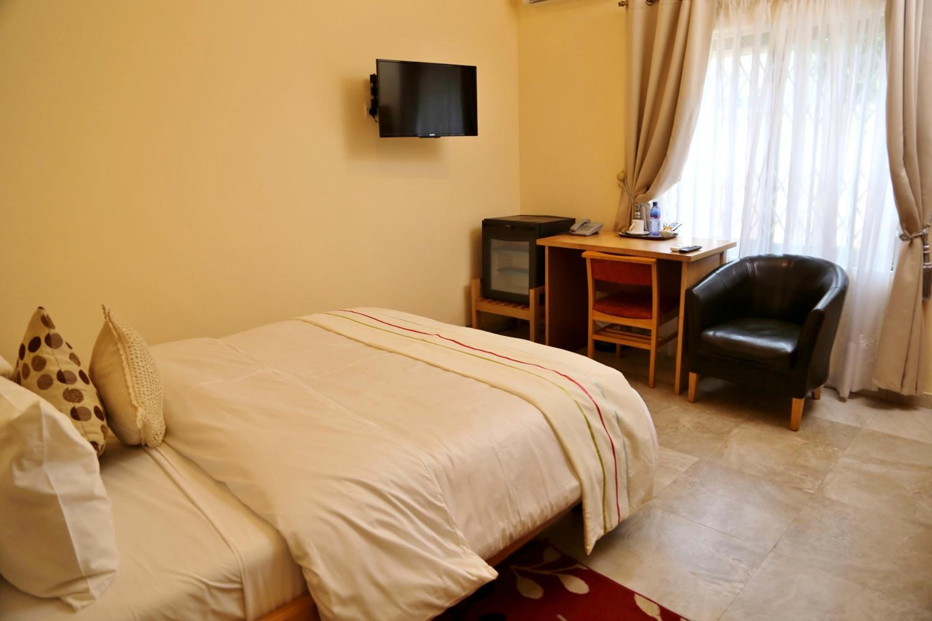 Standard Queen Room photo 2