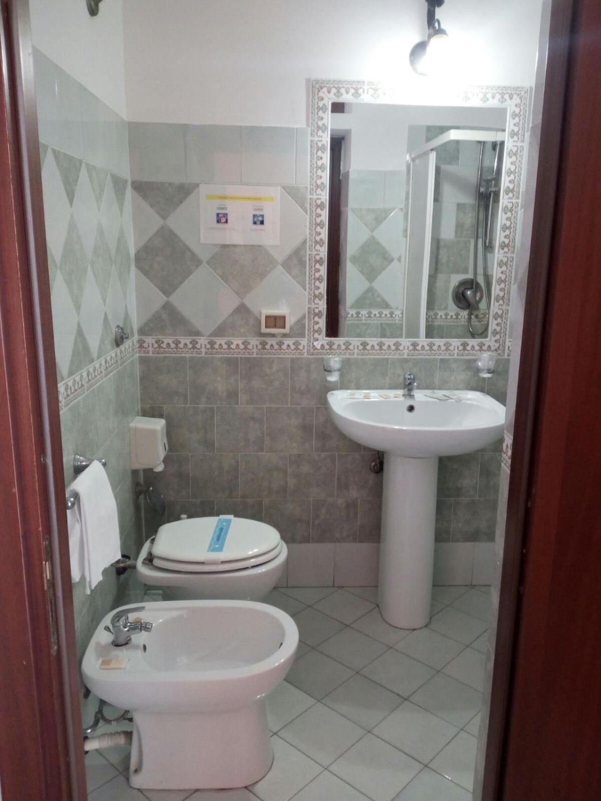 Double or Twin Room - Photo 17
