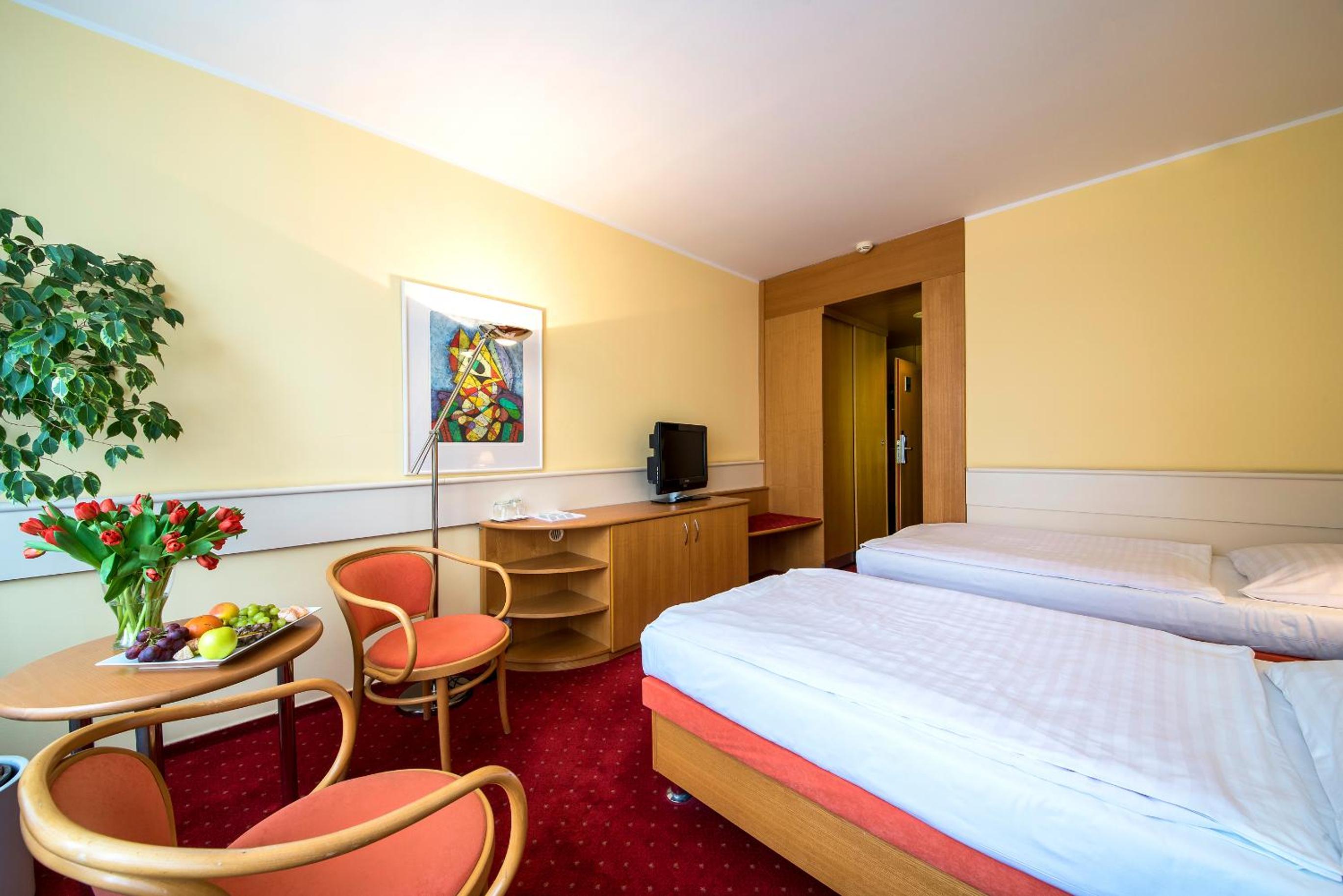 Twin Room - Photo 3