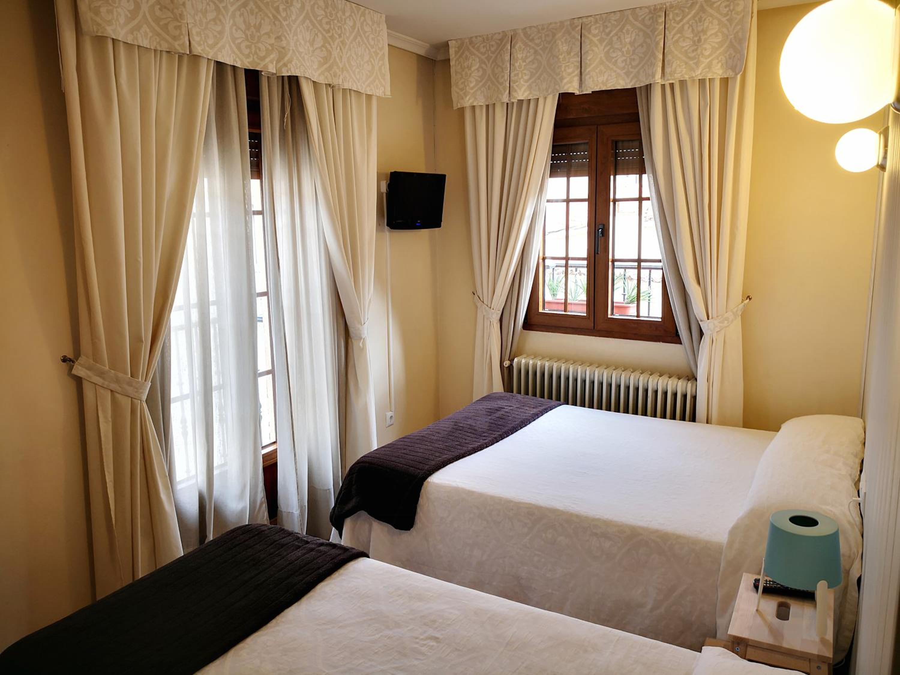 Double or Twin Room - Photo 2