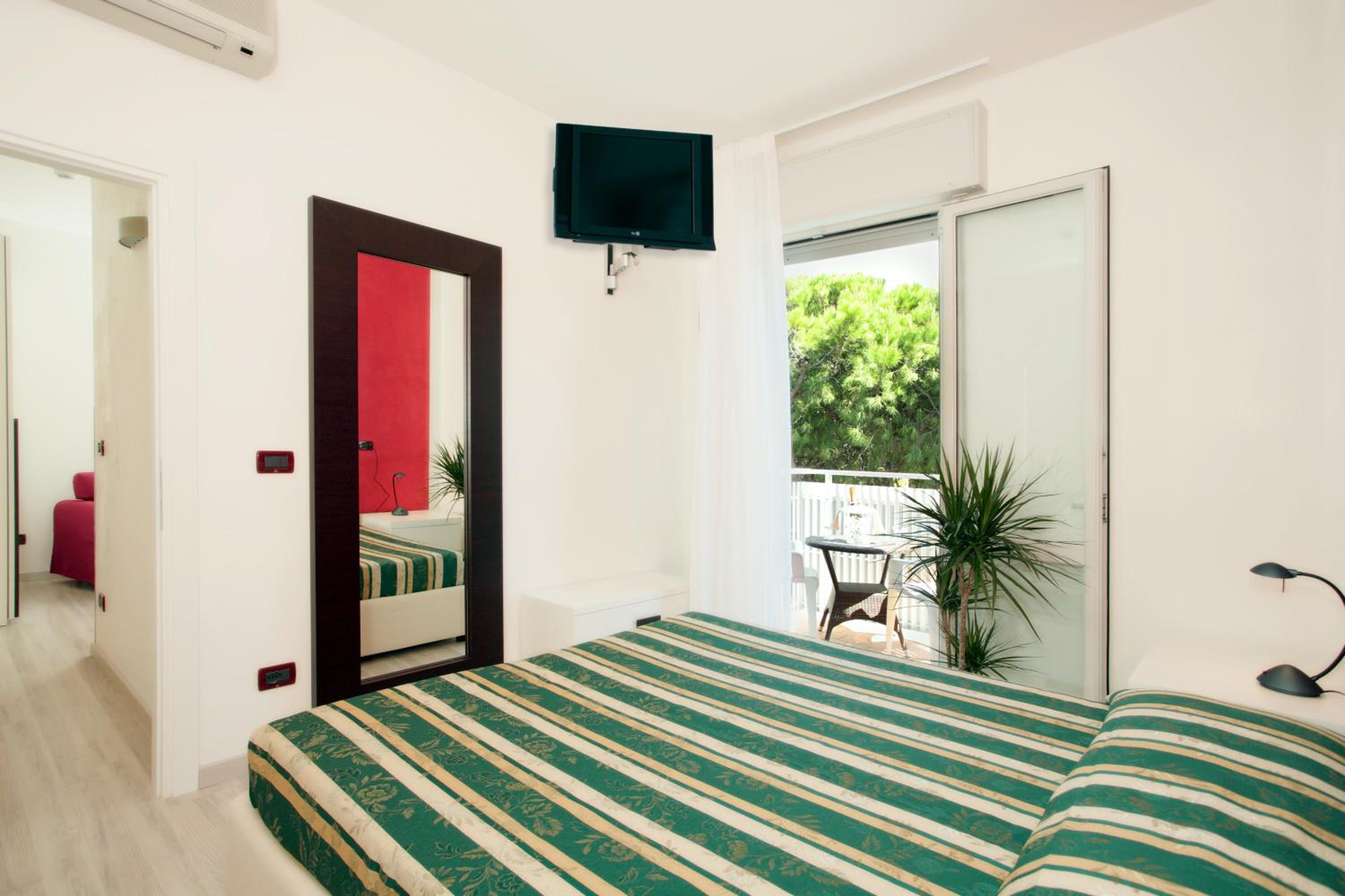 Junior Suite with Partial Sea View - Photo 2