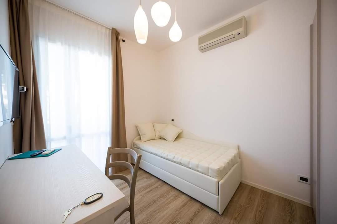 Junior Suite with Partial Sea View - Photo 5
