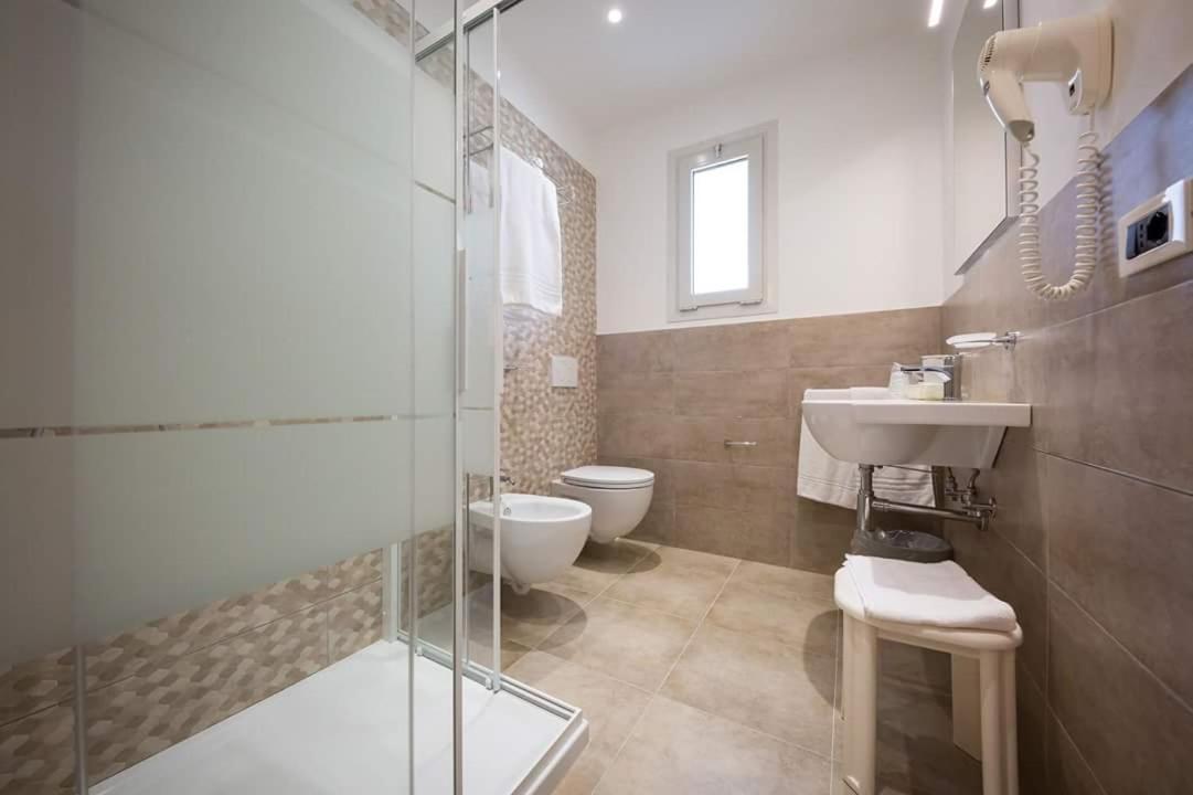 Junior Suite with Partial Sea View - Photo 8