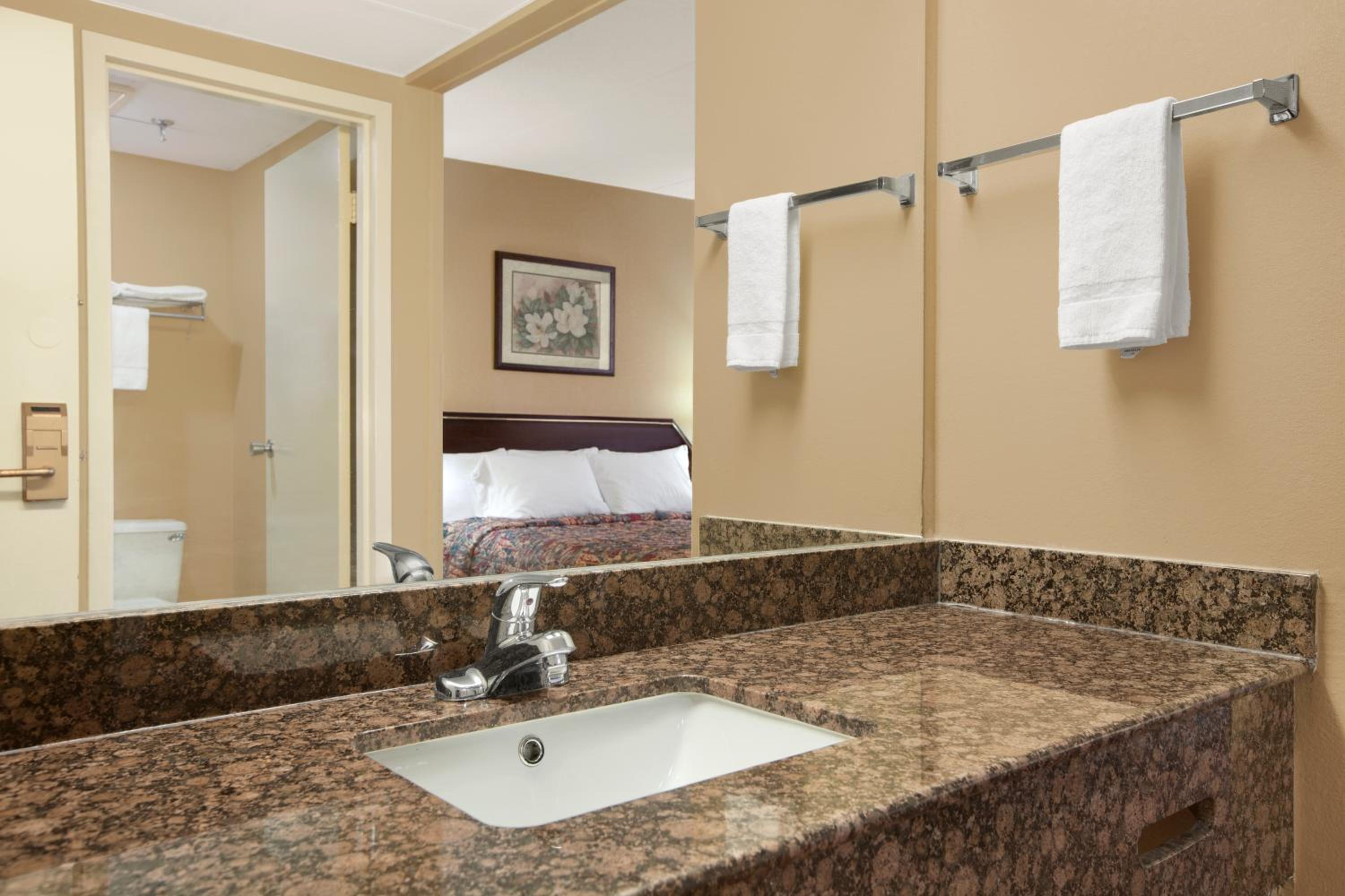 King Room - Non-Smoking - Photo 3