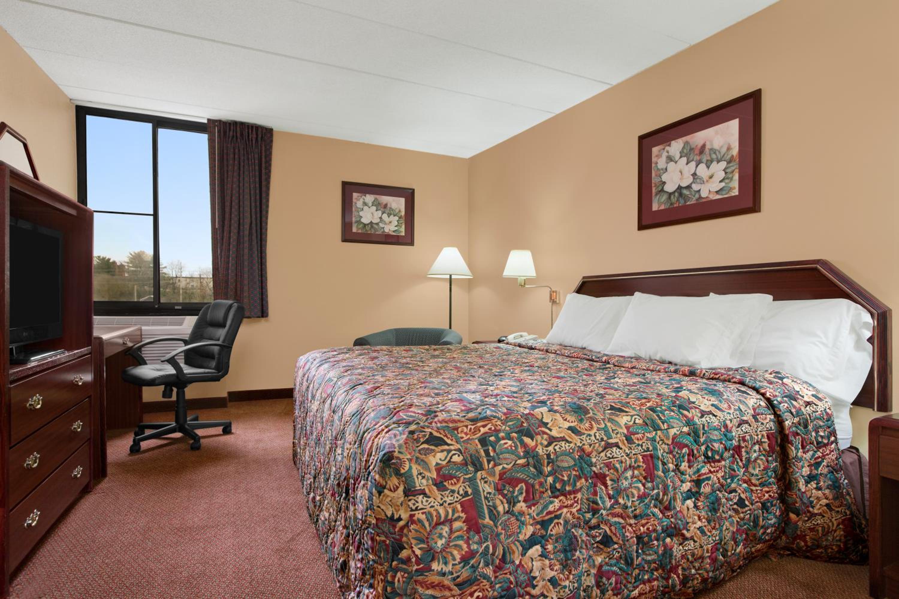 King Room - Non-Smoking - Photo 5