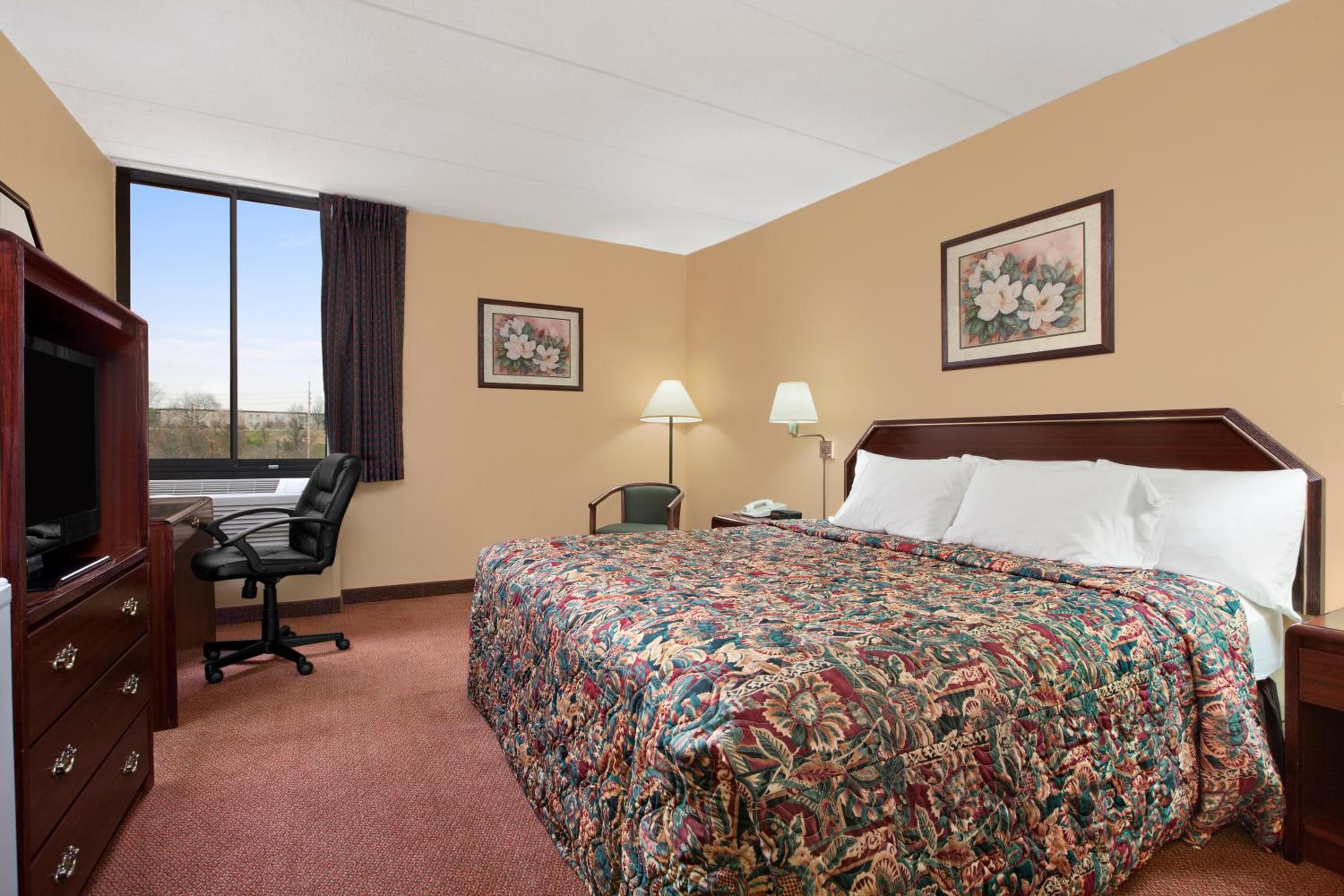 King Room - Non-Smoking - Photo 4