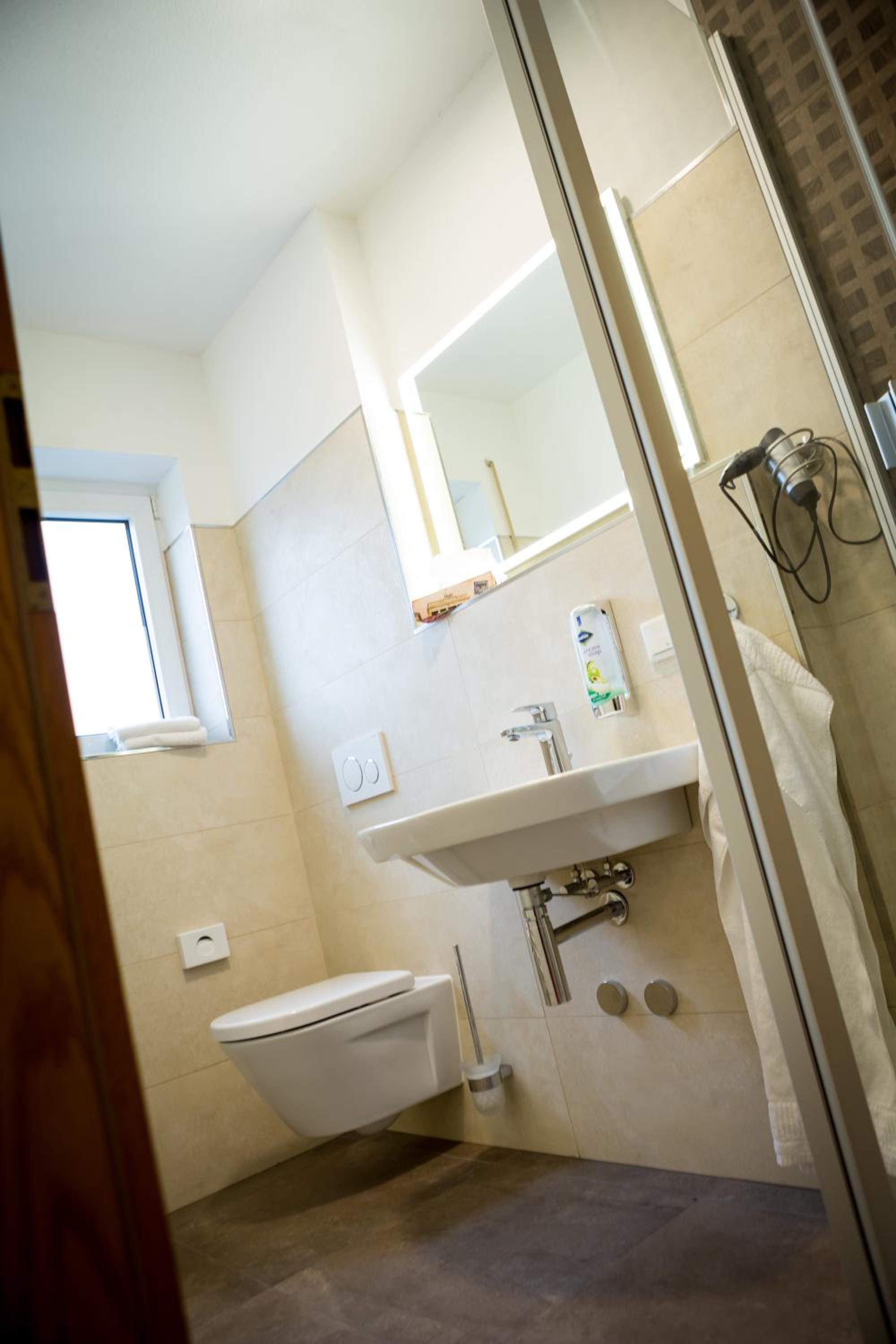 Twin Room with Balcony - Photo 10