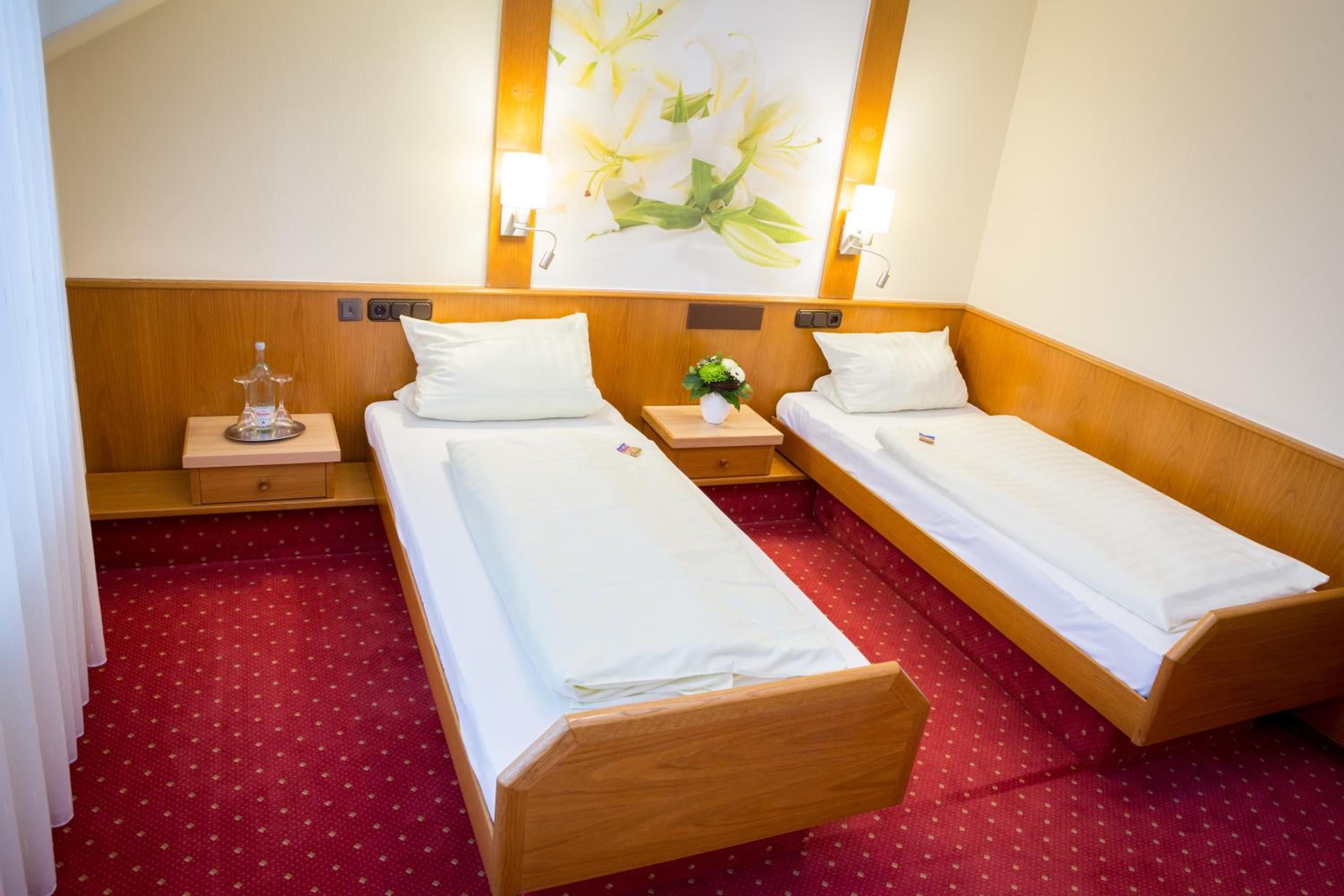 Twin Room with Balcony - Photo 9