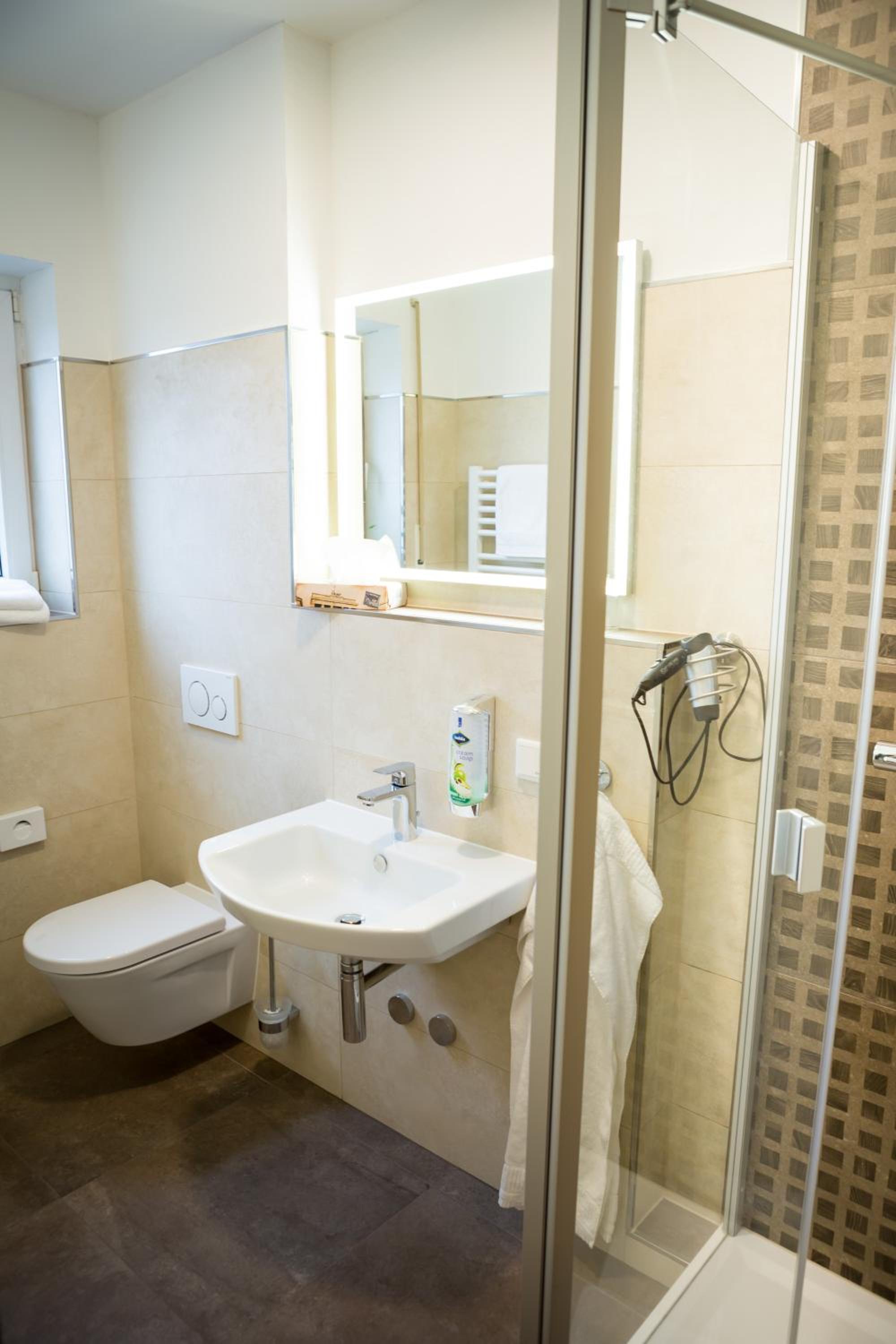 Twin Room with Balcony - Photo 8