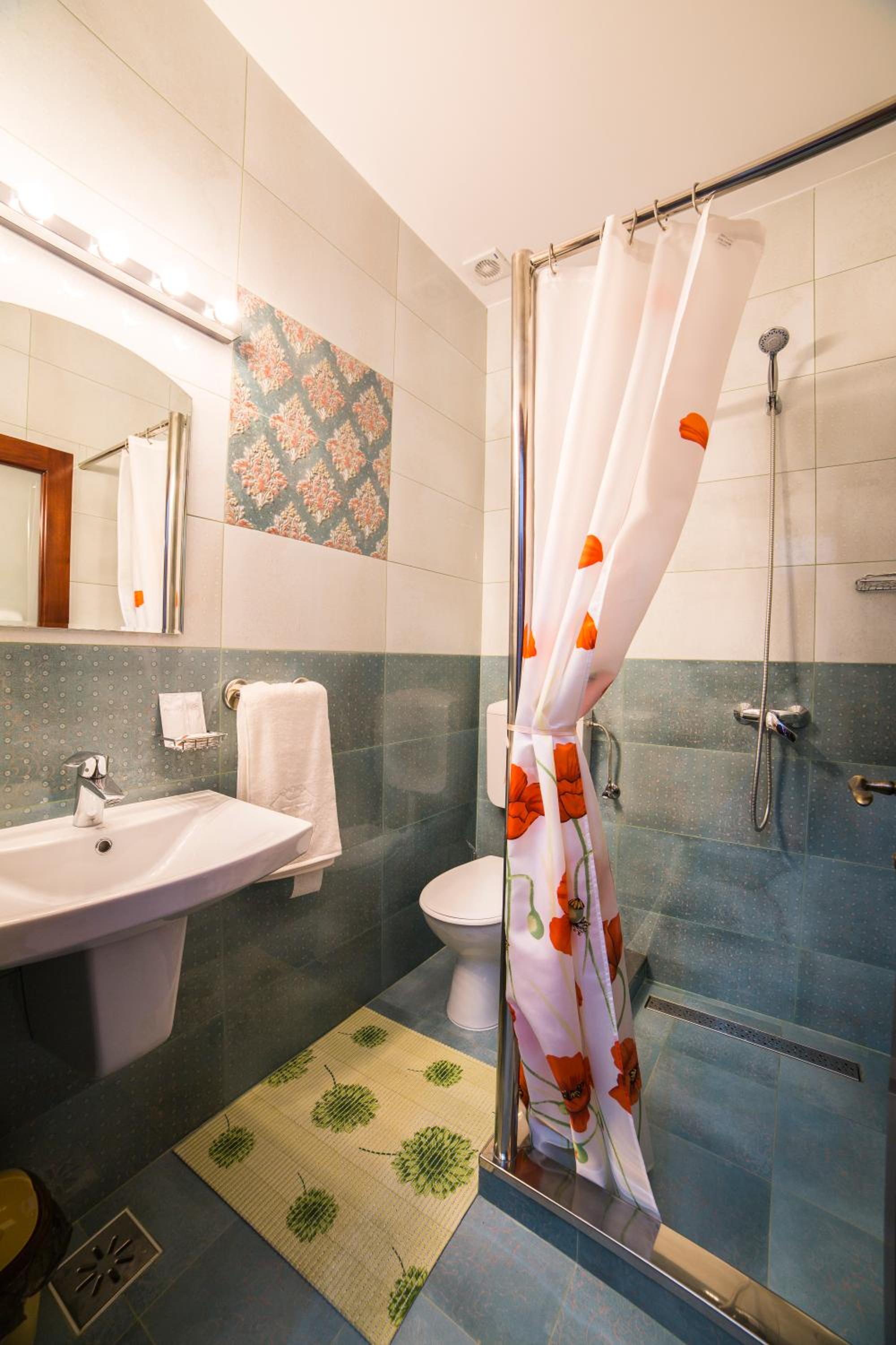 Double Room with Private Bathroom - Photo 7