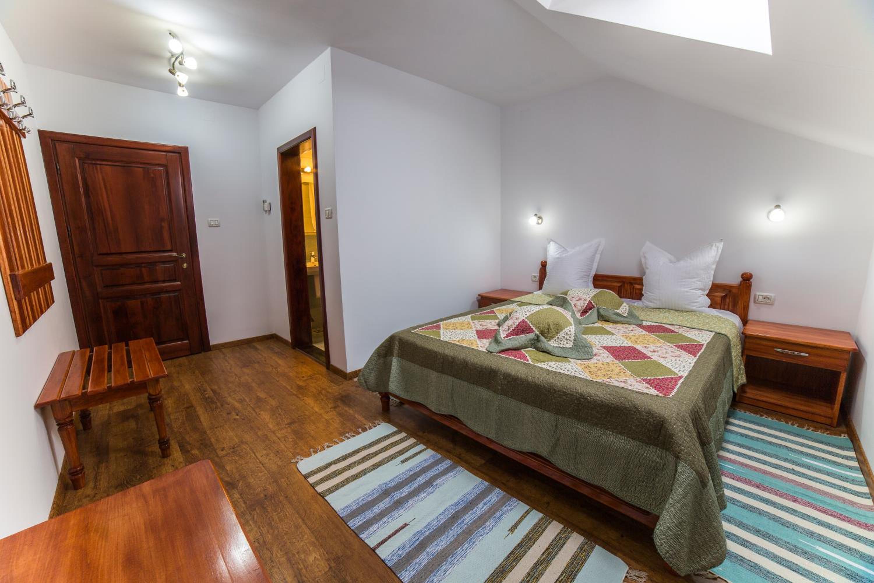 Double Room with Private Bathroom - Photo 3